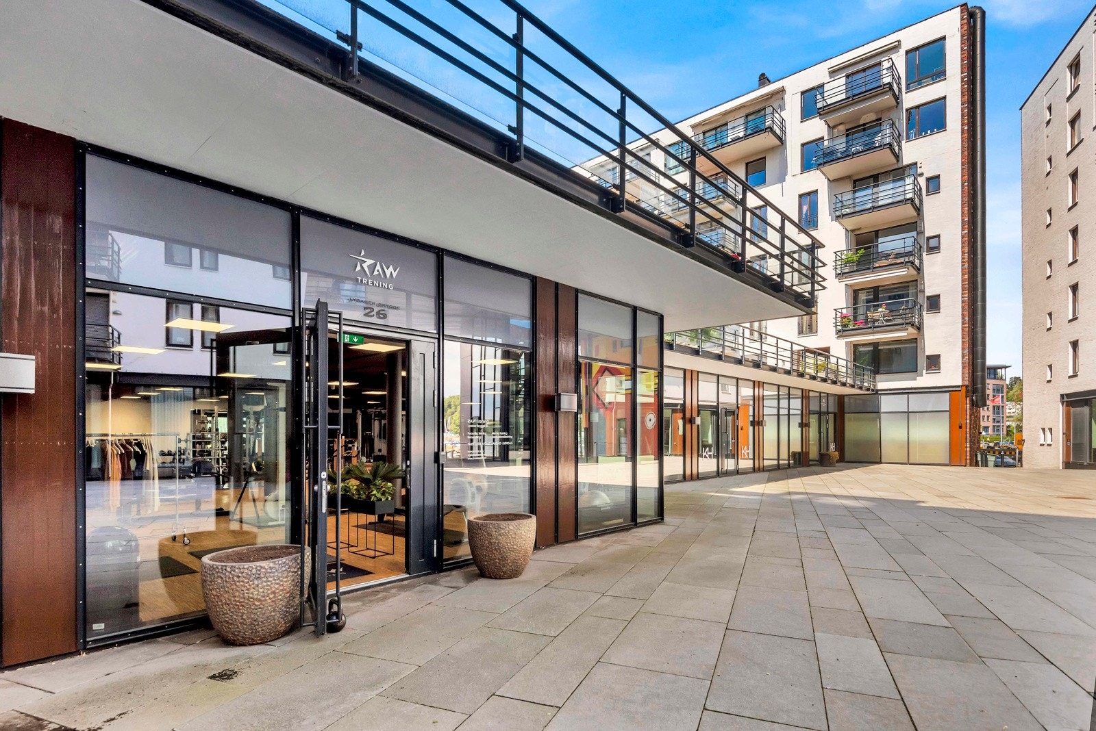Lysaker brygge med hyggelig sjøfront, bademuligheter og diverse servicetilbud. Galleribilde