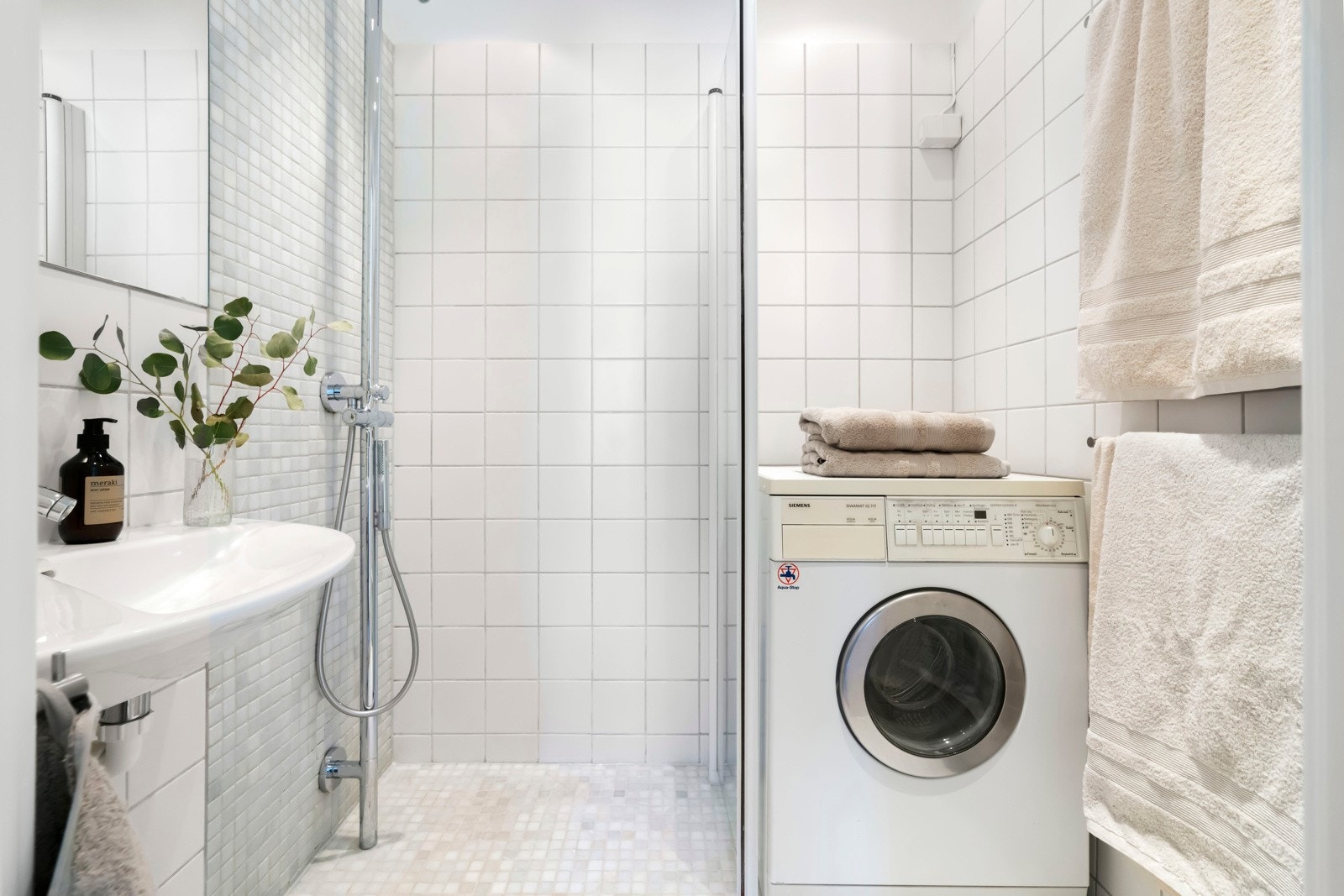 Et tidløst bad (pusset opp rundt begynnelsen av 2000-tallet). Badet består av veggmontert servant, dusjsone med innfelt dusjvegg på en side. Opplegg for vaskemaskin og tørketrommel. Galleribilde