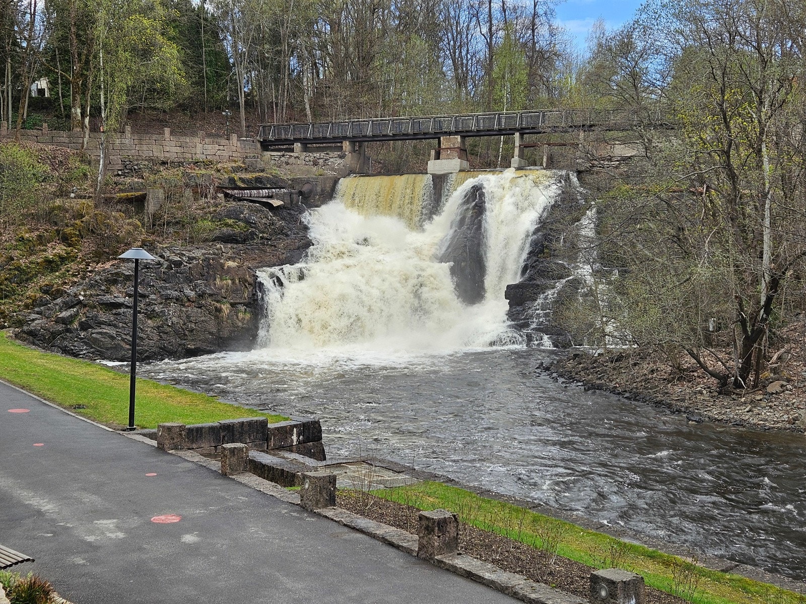 Fåbro foss med flotte turområder rundt gården. (fotograf: Rolf Rolid) Galleribilde