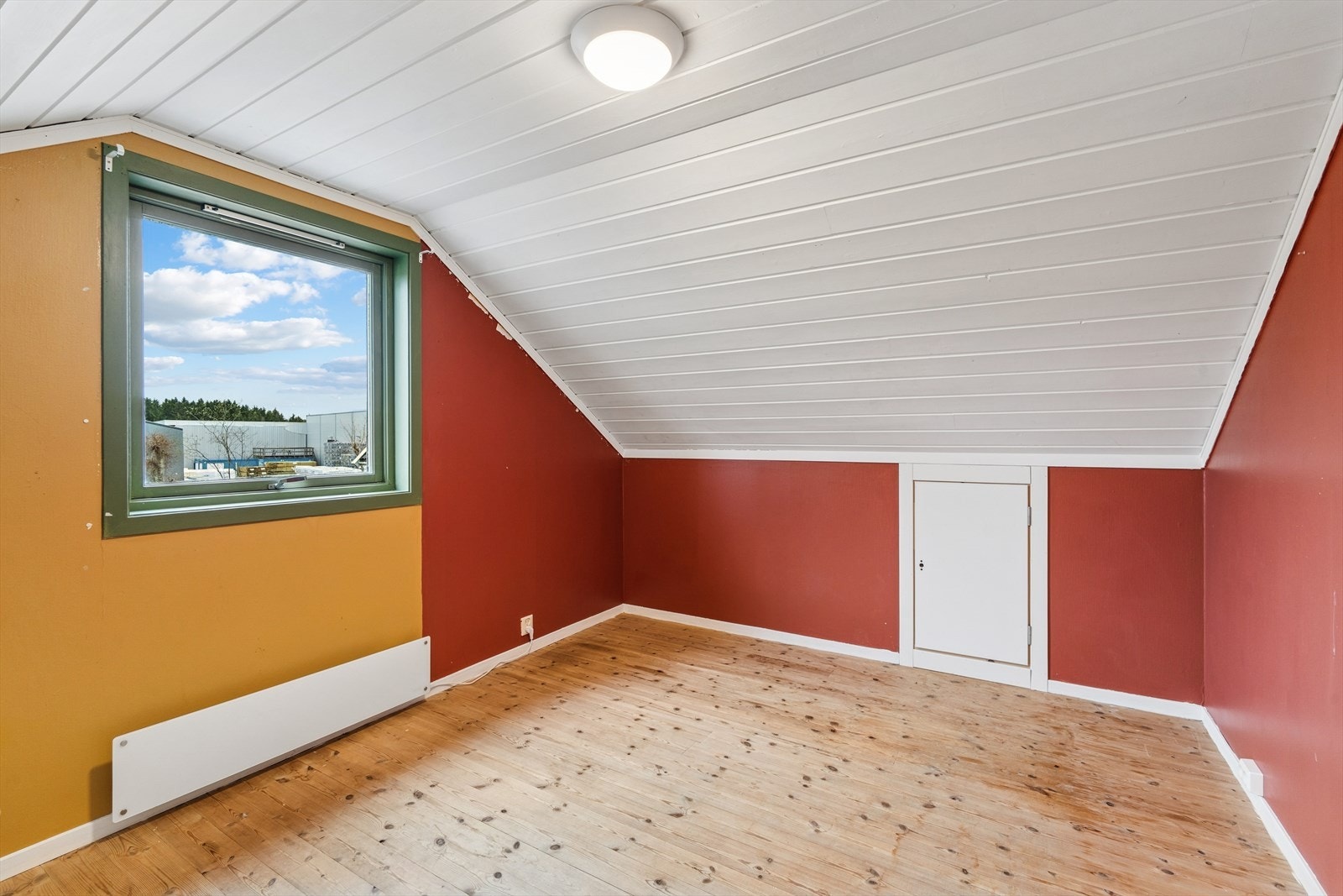 Soverommet i 2. etasje har behov for overflateoppussing, men er av god størrelse. Inspeksjonsrom i kott Galleribilde