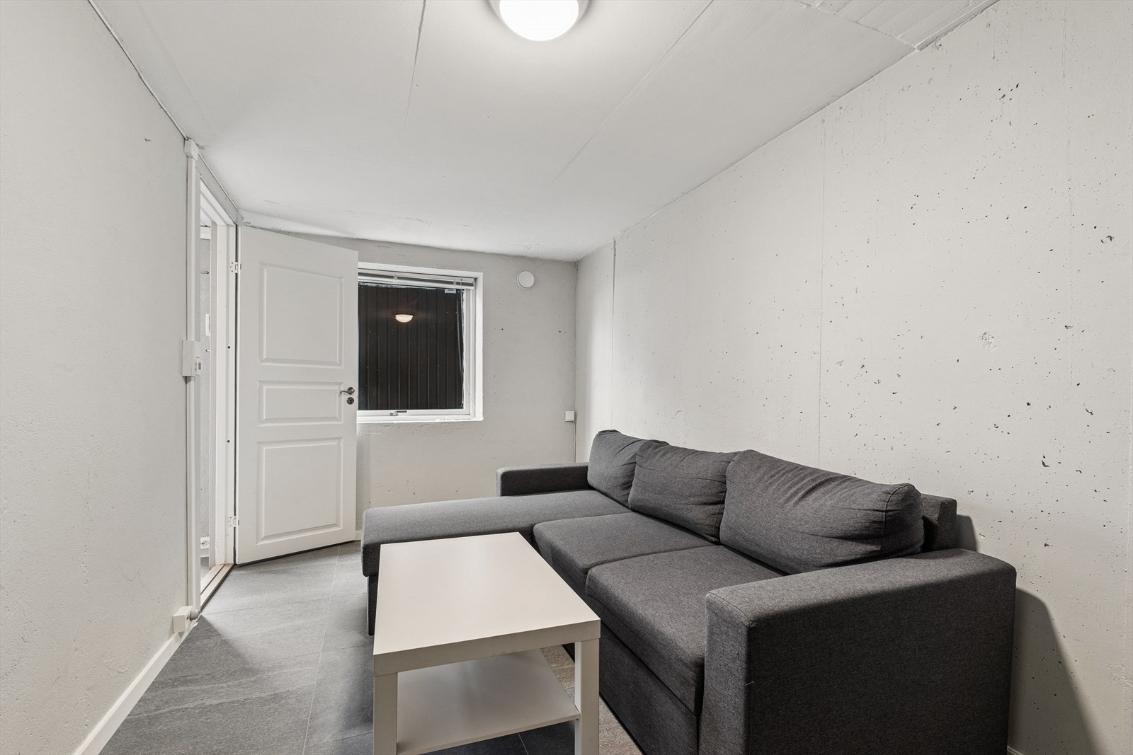 Lager i kjeller tilstøtende garasje/verksted. Arealet er innredet som egen boenhet, men dette er ikke godkjent, les punkt "ferdigattest" i salgsoppgaven. Galleribilde