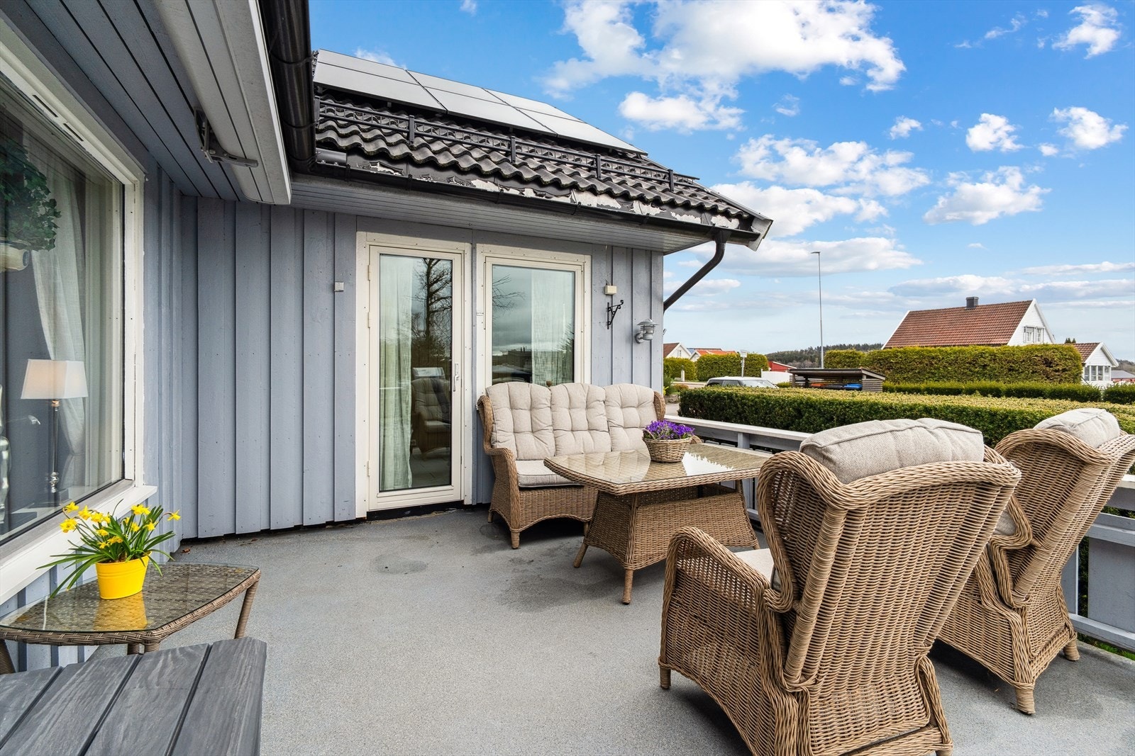 Fra kjøkkenet er det utgang til en solrik terrasse med nyere belegg - terrassen vender mot hagen i øst- og sydlig retning. Takfornying fra 2019 (tidligere eier) og nyere solcellepaneler fra 2021 sørger for energibesparelser på eiendommen Galleribilde