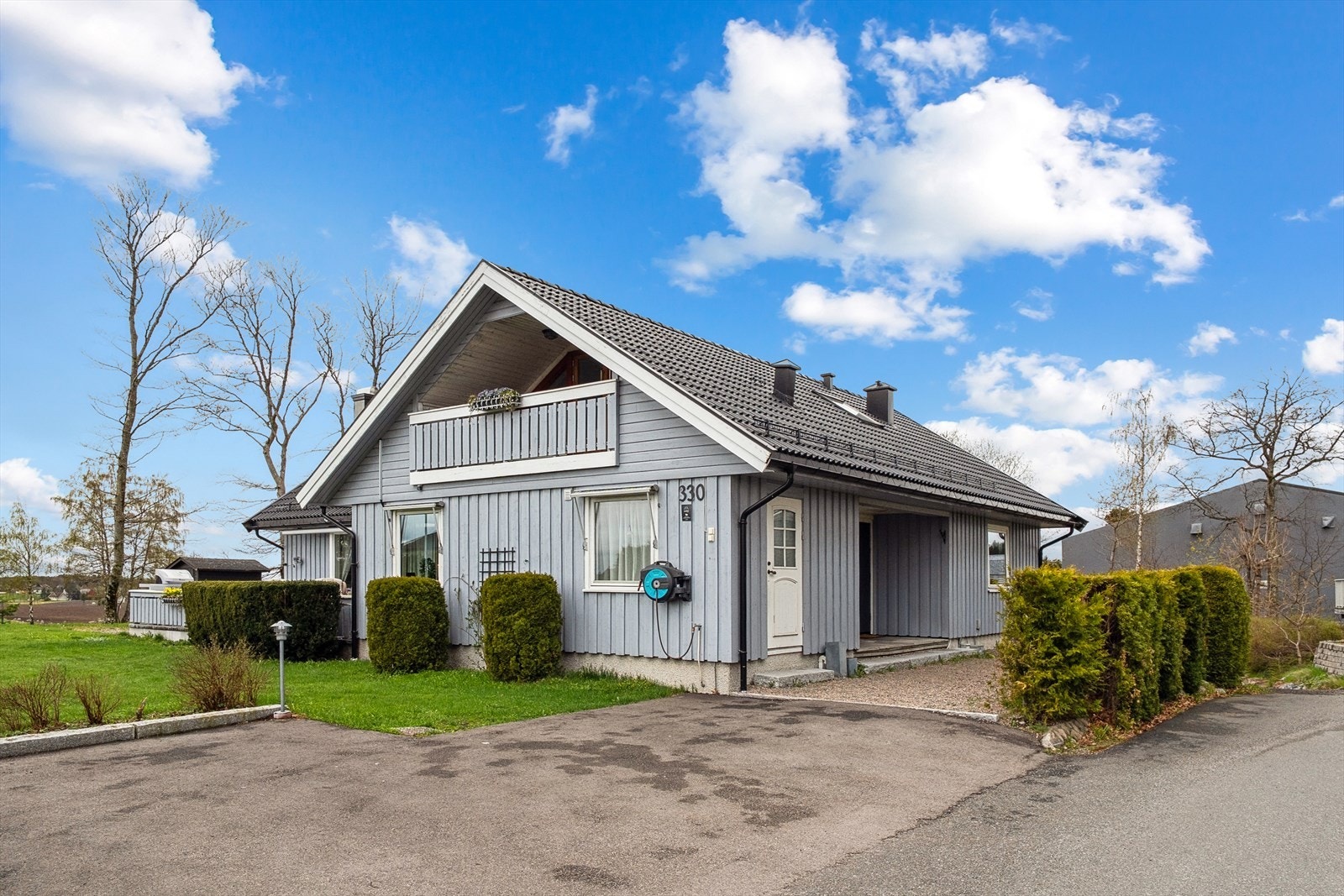 Det er separat inngang til innredet loftsetasje som ikke er godkjent som egen boenhet, les punkt "ferdigattest" i salgsoppgaven. Rikelig parkering utenfor inngangspartiet samt nedkjøring til meget stor gårdsplass på vestsiden Galleribilde