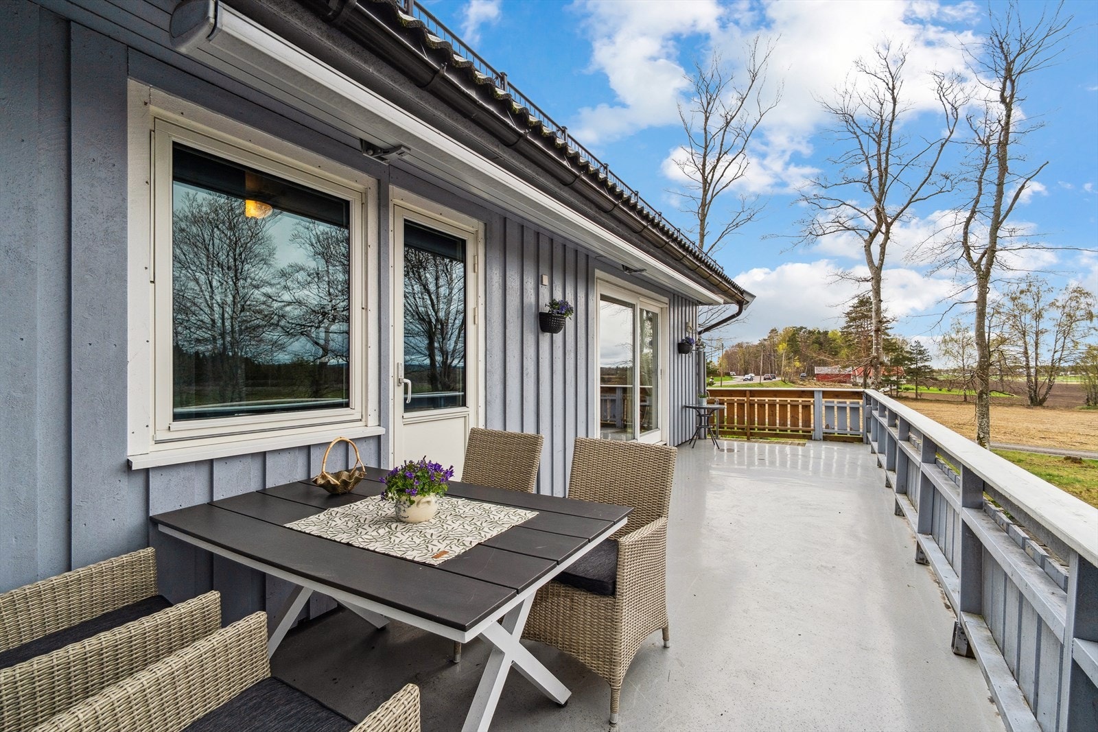 Fra hovedsoverommet er det utgang til vestvendt terrasse - her har du plass til sofagruppe, spisebord og grill. Galleribilde