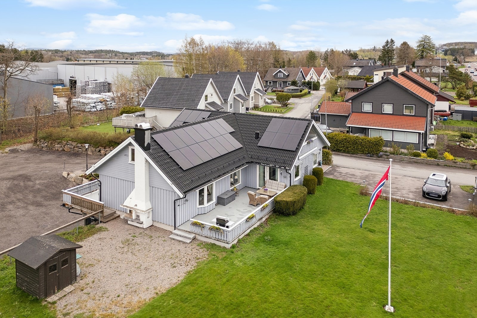 Den velholdte flerbrukseiendommen ligger attraktivt på Haukerød med alle funksjoner på èn flate i hoveddel samt innredet loft og kjeller - stor garasje/verksted/lager - utestue - vesentlig påkostet eiendom i 2021-2022 Galleribilde