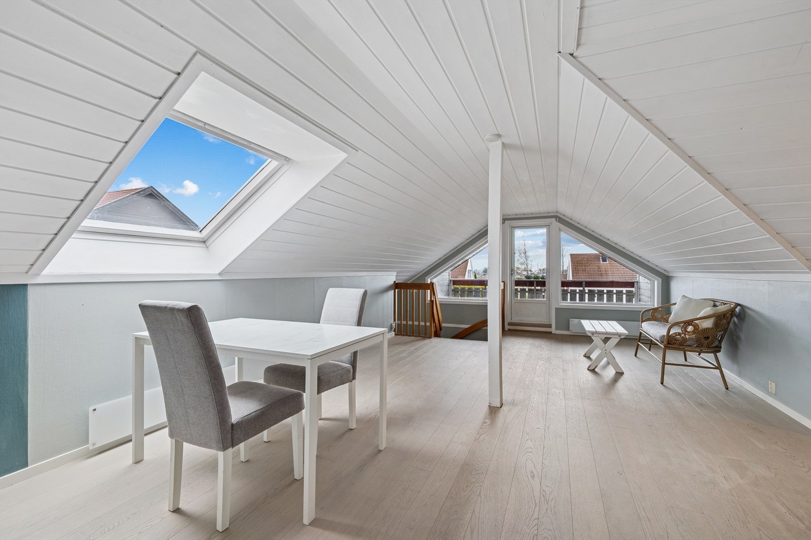 Stuen har plass til sofagruppe og spisebord. Galleribilde