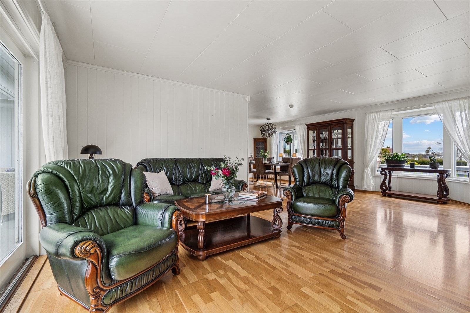 Boligen har en ekstra stor og lys stue på hele 46 kvm med svært gode møbleringsmuligheter - gjennomlys fra øst mot vest og utgang til stor terrasse Galleribilde