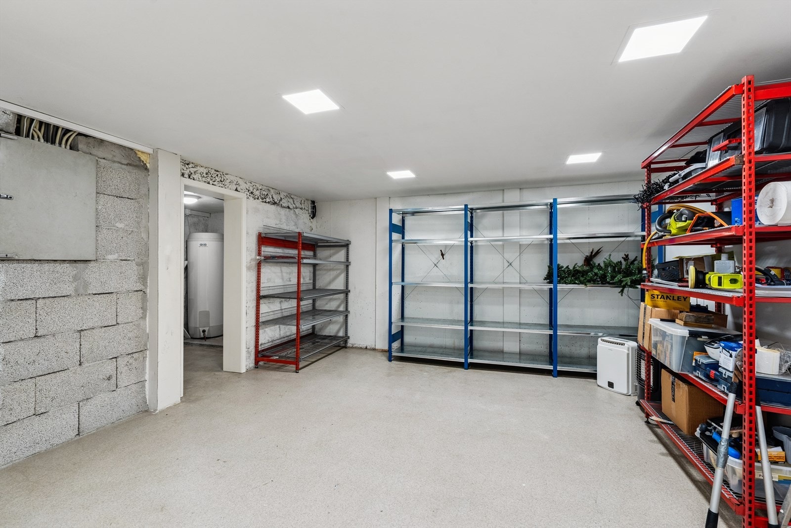 Lagerrom i garasjen med rikelig lagringsplass! Galleribilde