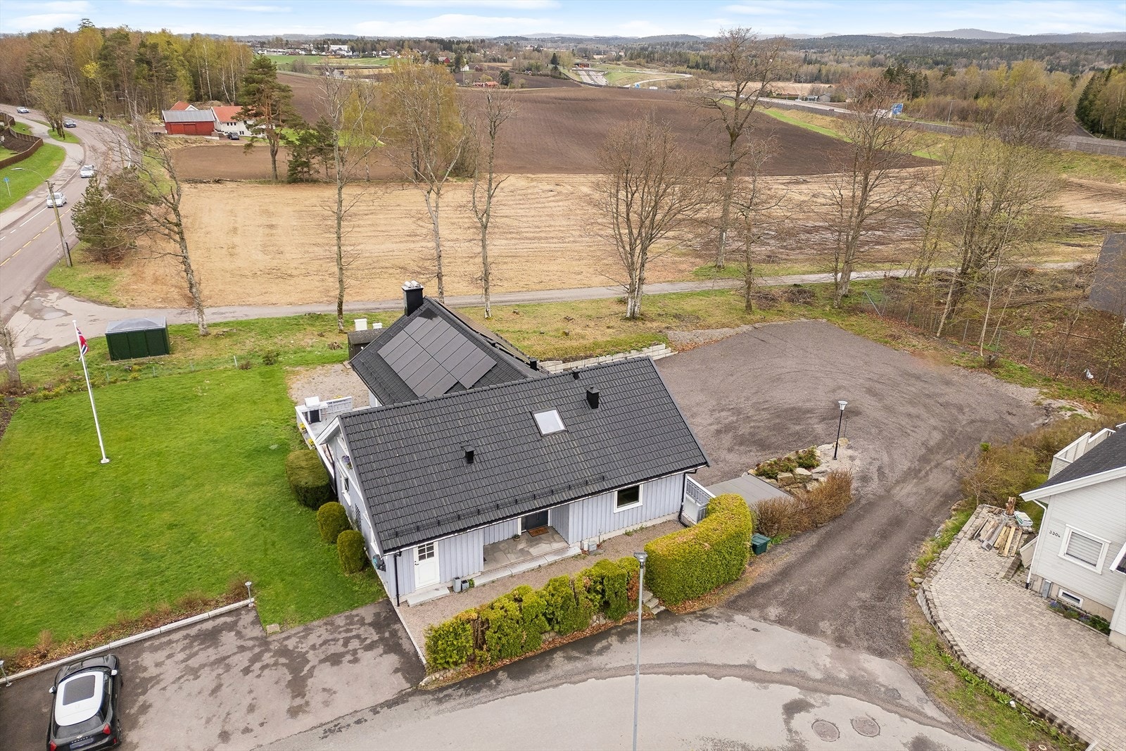 Den solrike tomten har to gnr/bnr og er på hele 1670 kvm (boligtomt, parkering og hage) + 1221 kvm (adkomstveier og noe grøntareal). Takfornying i 2019 - flere vinduer skiftet - solcellepaneler fra 2021 på øst- og vestside - renovert gårdsplass Galleribilde