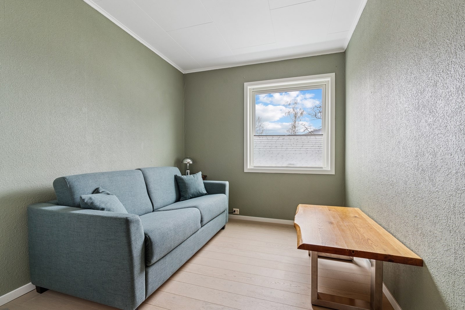 Soverom to er malt i en moderne grønnfarge og har nyere parkett på gulvet. Galleribilde