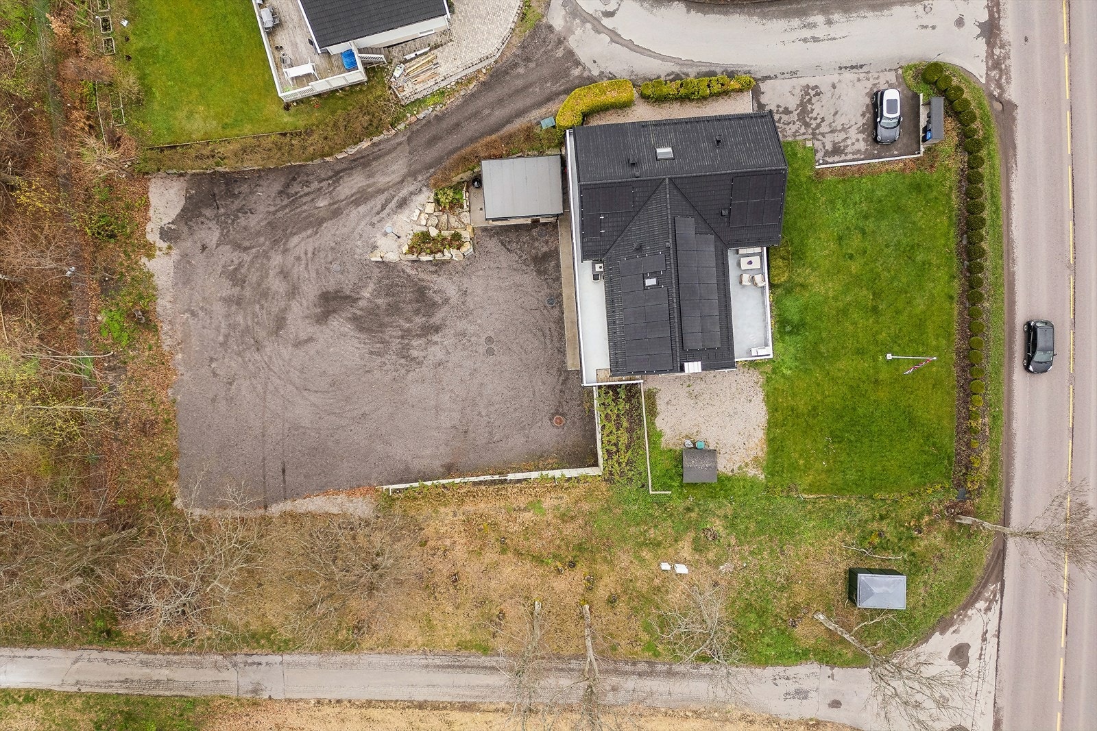 På den romslige tomten har du fint potensiale og enormt med parkeringsplass. Galleribilde