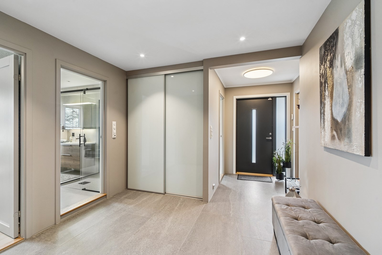 Du ønskes velkommen inn i en påkostet og moderne hall med moderne overflater og skyvedørsgarderobe - modernisert i 2021-2022 på gulv, vegger og himling (inkludert innfelt belysning) Galleribilde