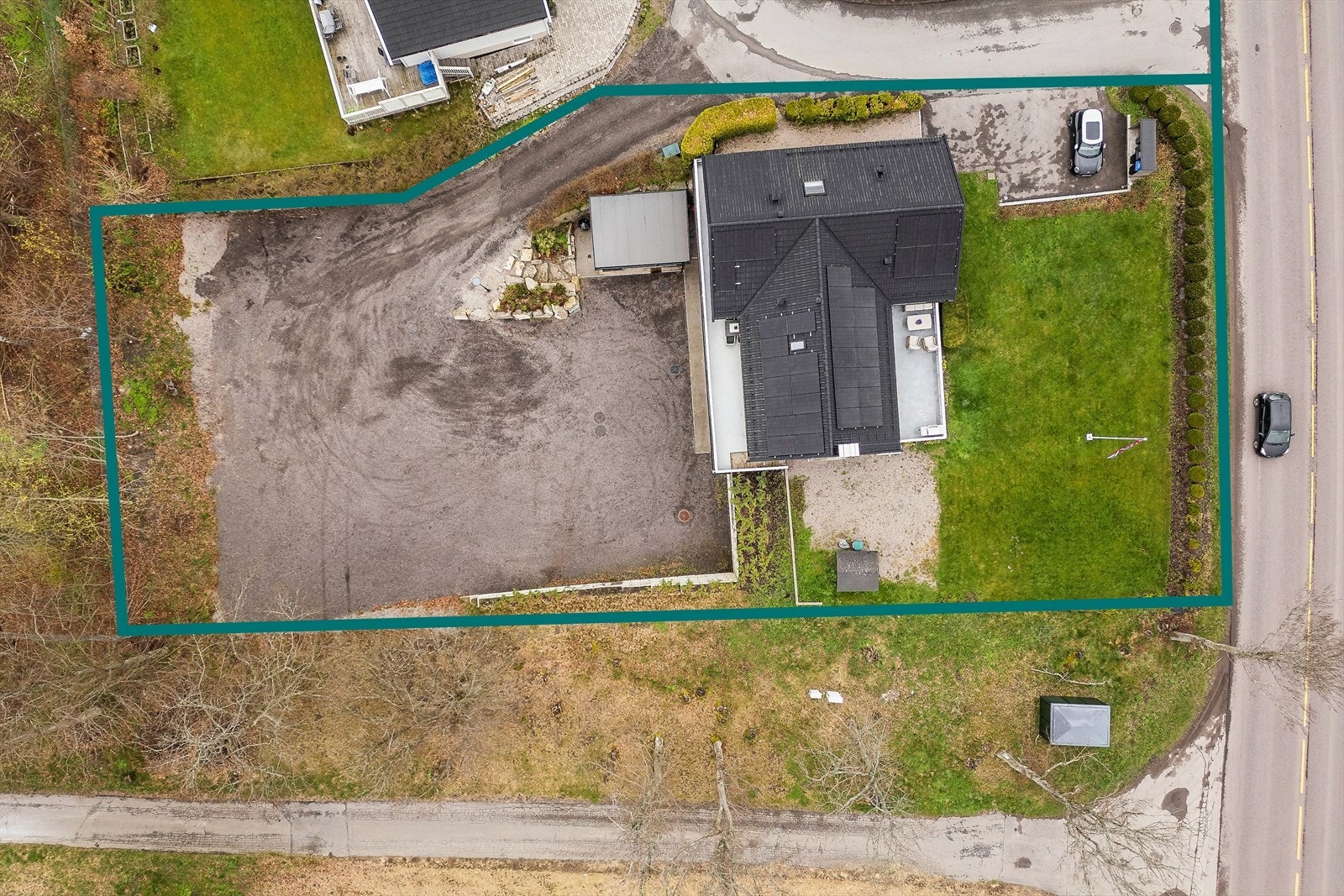 Stor tomt med attraktivt potensiale! En del av tomten helt til høyre med hekkbeplantning tilhører bnr. 8, som også inkluderer den private veien. Begge tomtene følger salget - se vedlagte situasjonskart i salgsoppgaven eller spør megler! Galleribilde