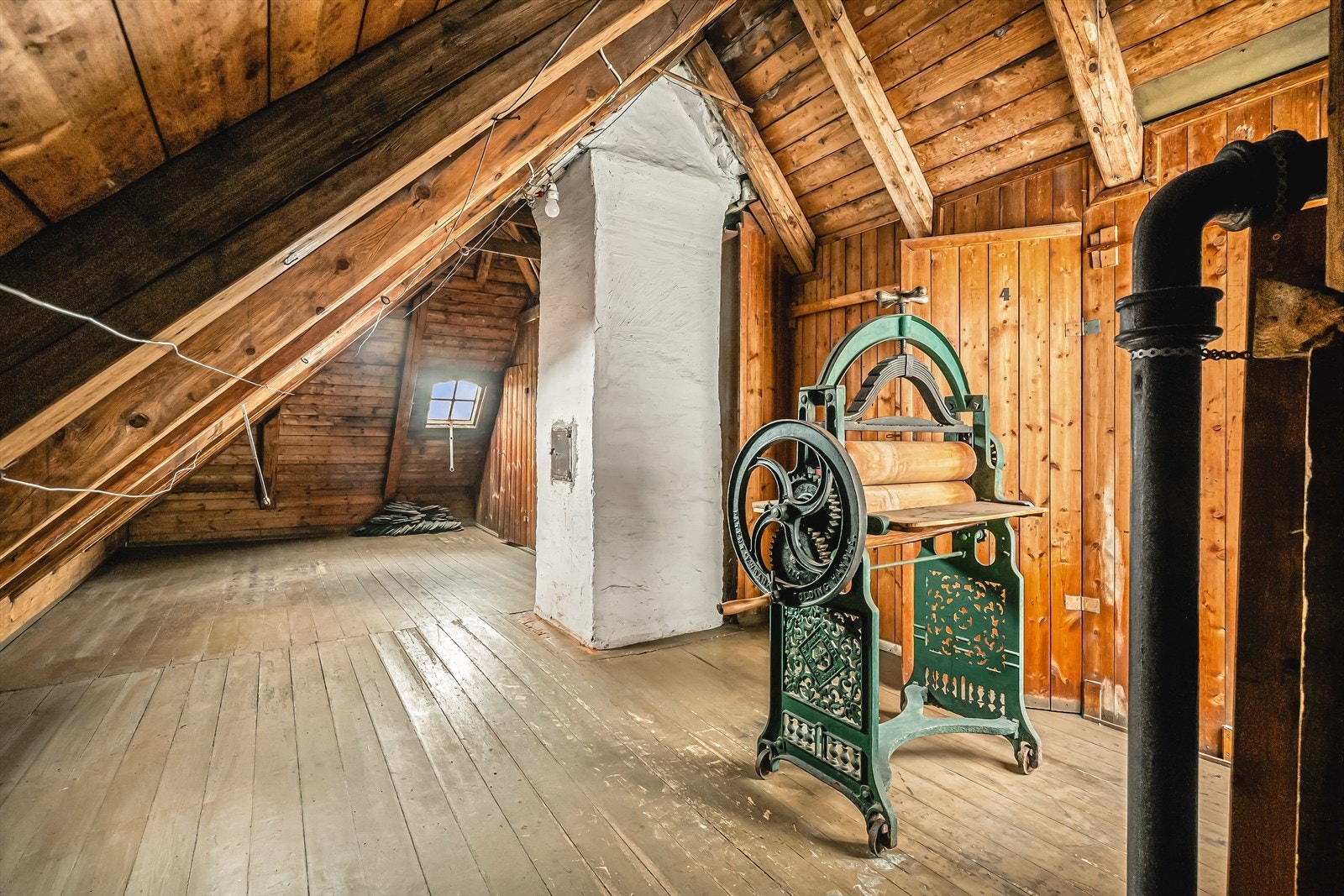 Loftet består av uinnredet loftsareal og boder. Galleribilde