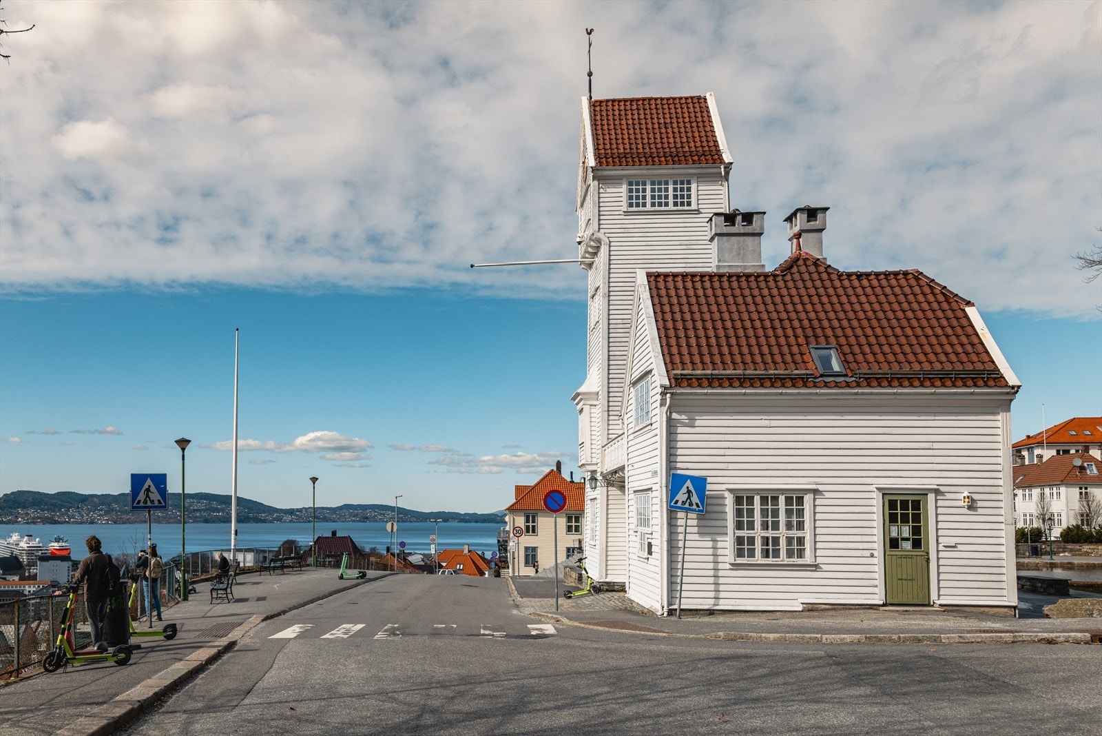 Når du kommer opp til Skansen ser du Skansen Brannstasjon som ble bygget i 1903. Galleribilde