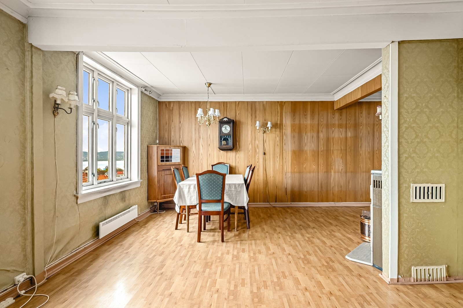 Man må påregne å pusse opp hele eiendommen, både utvendig og innvendig, dersom man ønsker å nå dagens standardkrav. Galleribilde