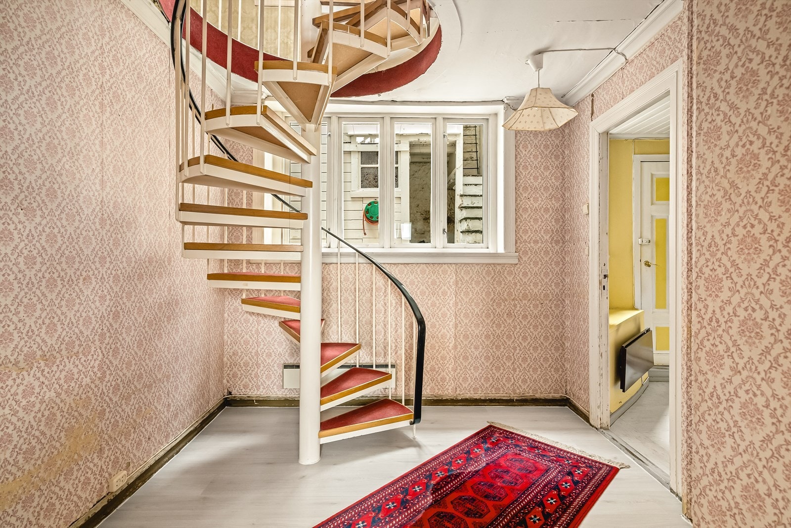 Underetasjen består av stue, hall med trapp, entré, gang, vaskekjeller og bod. Galleribilde