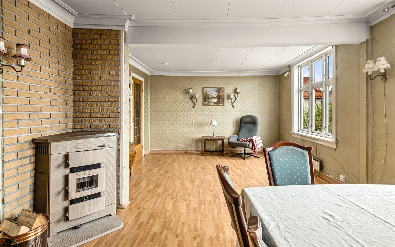 Boligens 1. etasje består av stue, kjøkken, entré, trapperom, garderobe og bad. Galleribilde