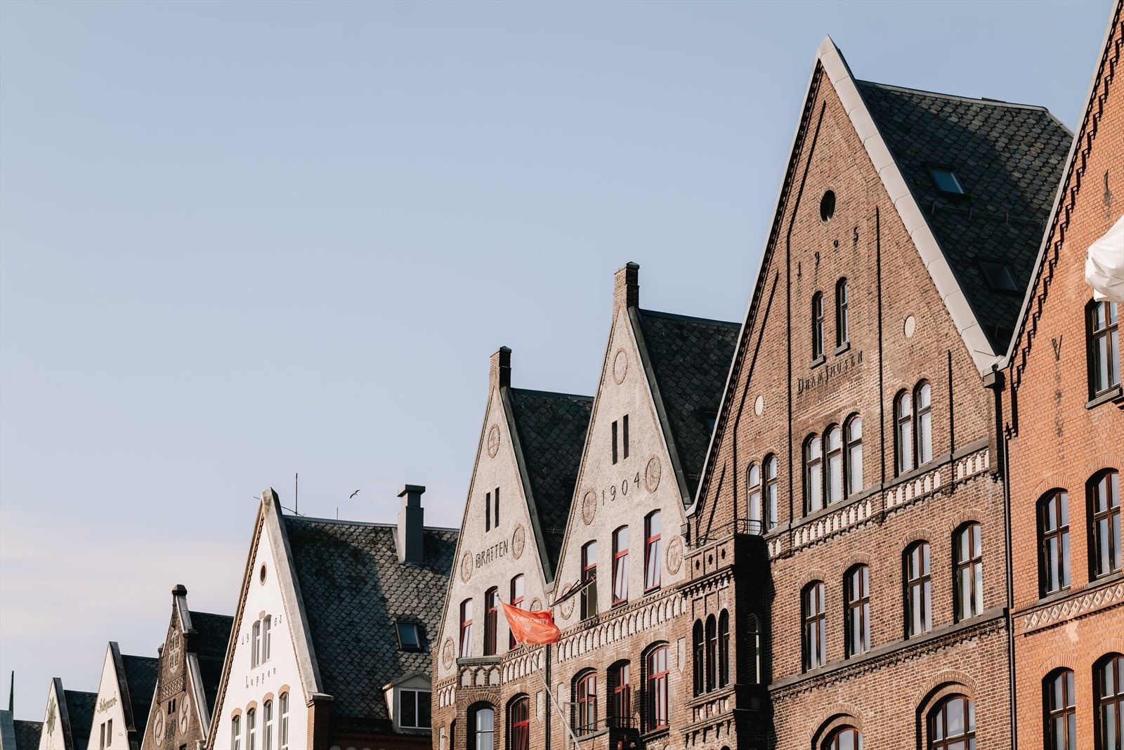 Man skulle ikke tro man befinner seg bare få minutters spasertur unna Bryggen når omgivelsene er fredelig med lite gjennomgående trafikk. Galleribilde