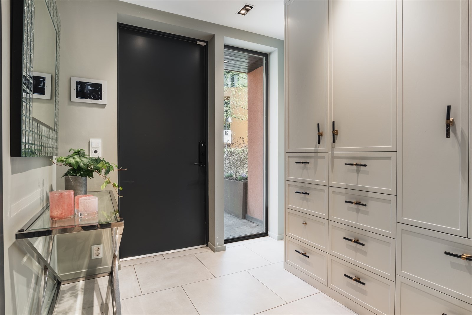 Velkommen inn! Boligen er moderne eleganse, store glassflater og en optimal planløsning. Boligen ble bygget som et nytt prosjekt og er tilført en rekke påkostede løsninger og oppgraderinger på innredning, materialvalg og belysning. Galleribilde