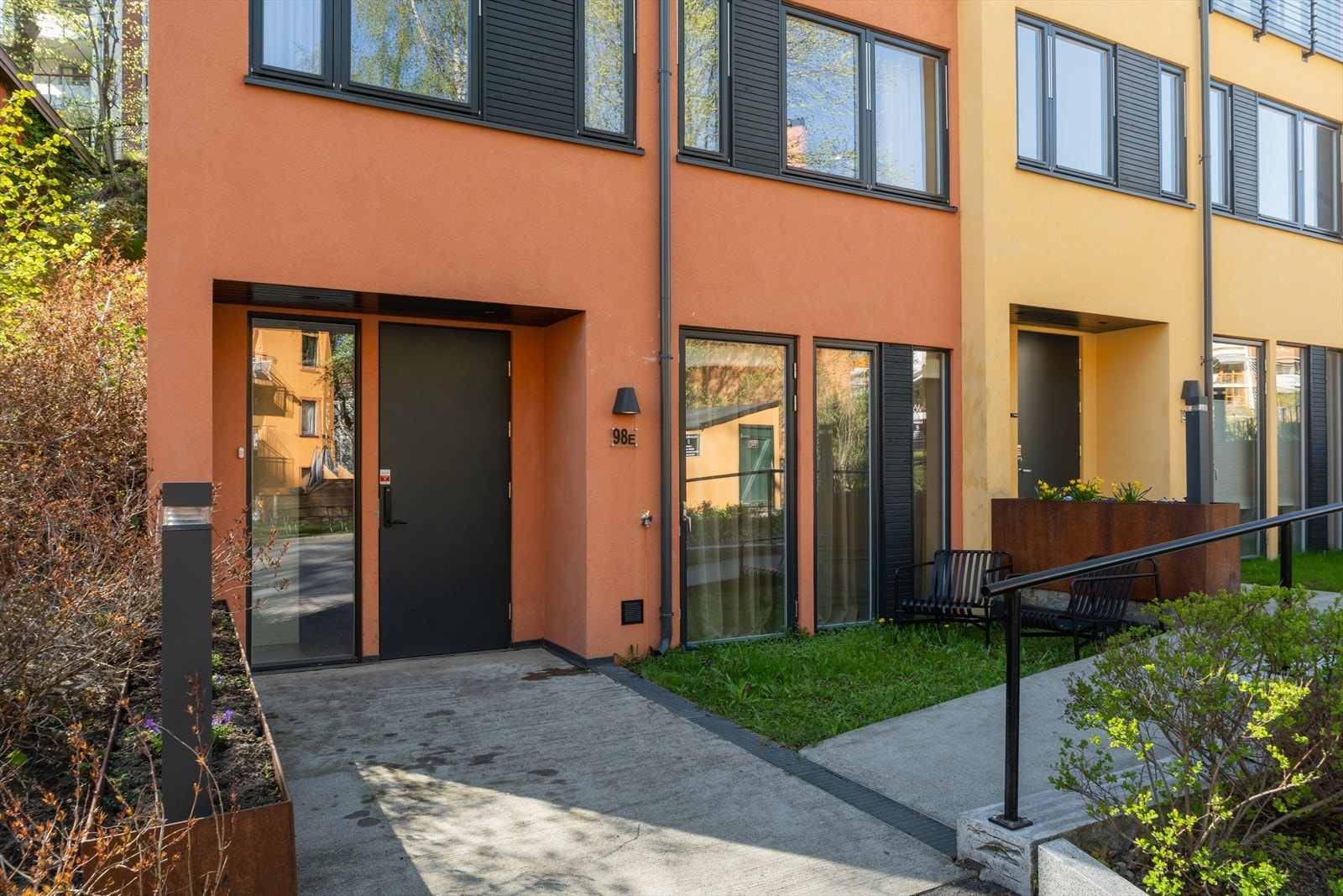 Standarden er gjennomgående høy og boligen har fire plan med gjennomtenkt, familievennlig romløsning. Galleribilde