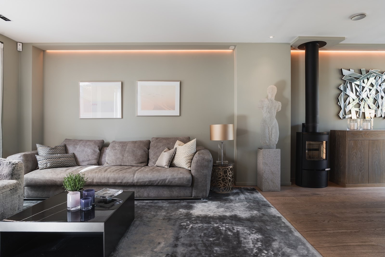 Høy standard gjennomsyrer hele boligen, med avansert styringssystem fra Bang & Olufsen med berøringsskjerm i stue der man kan styre all lys i alle rom Galleribilde