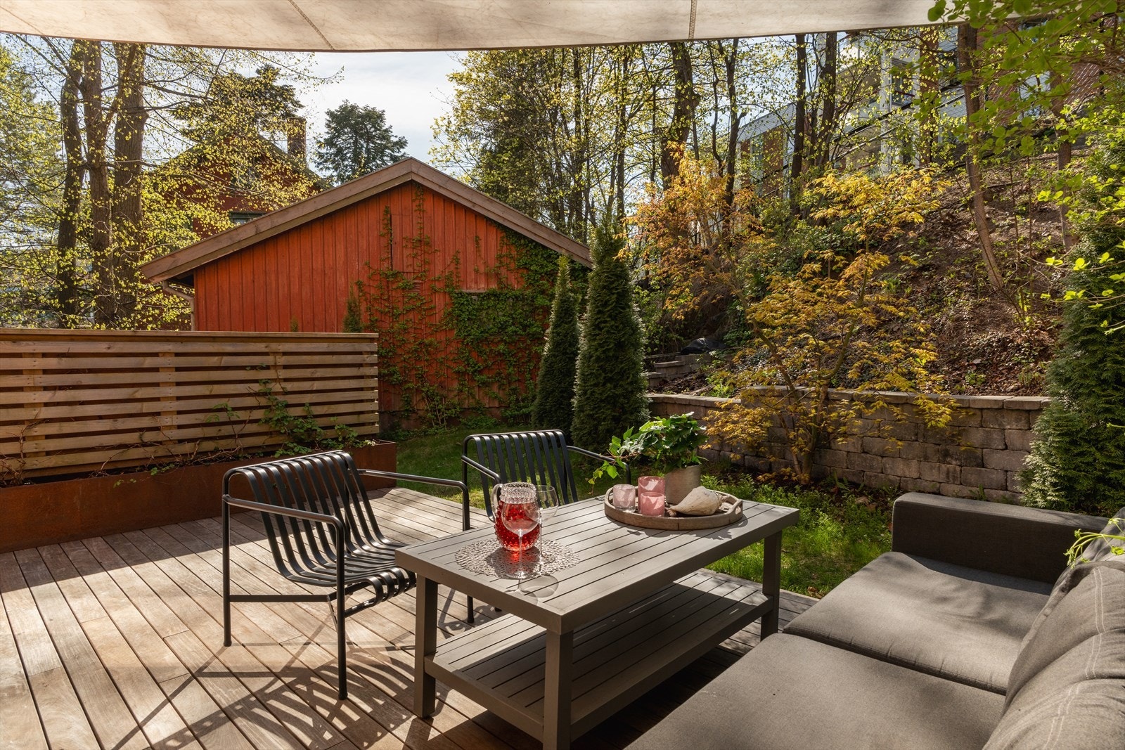 Fra stuen er utgang til en stor markterrasse på ca. 20 m² med videre adkomst til felles hage. Galleribilde