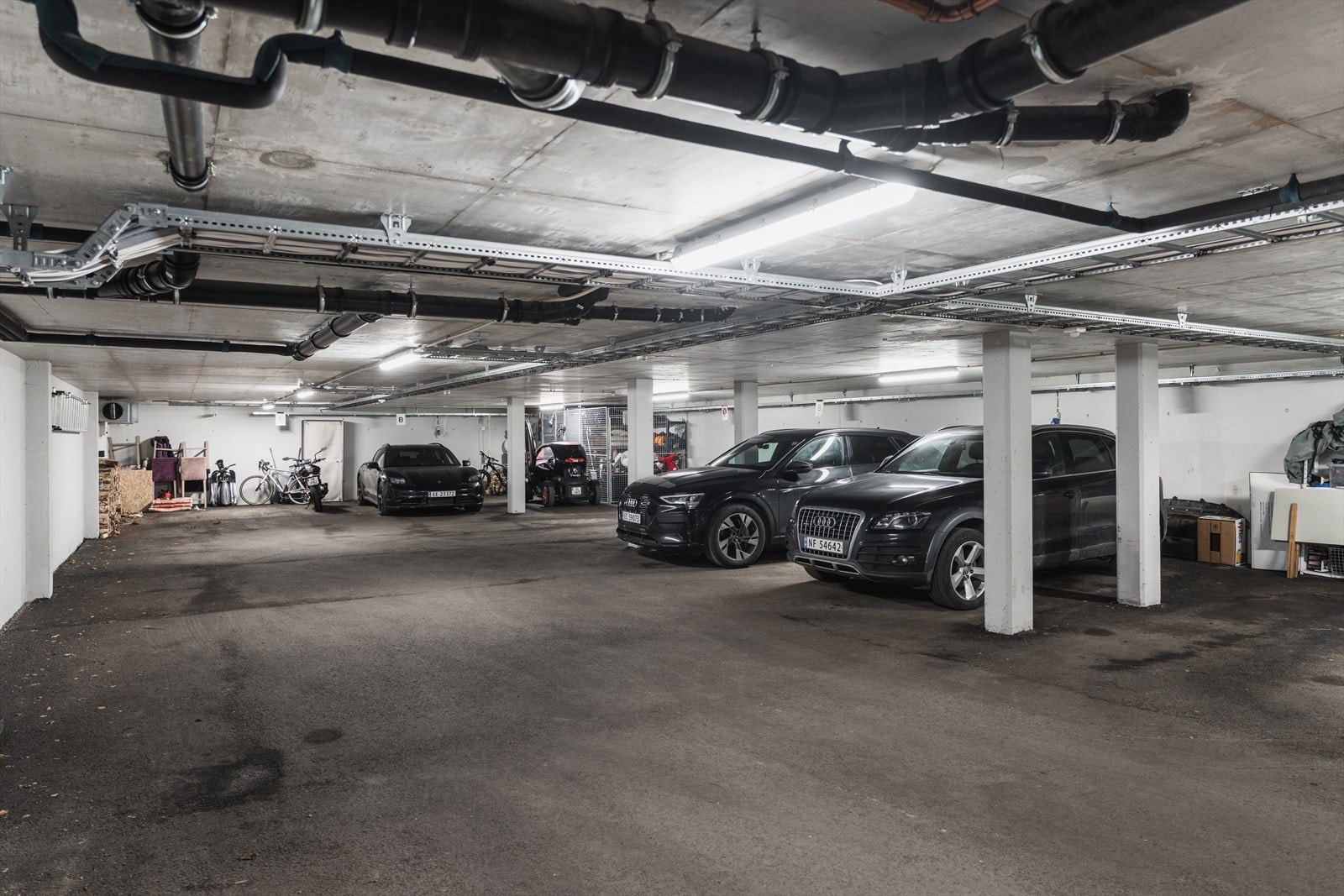 Man har direkte adkomst fra boligen til felles garasjeanlegg, to parkeringsplasser og en egen sportsbod. Galleribilde