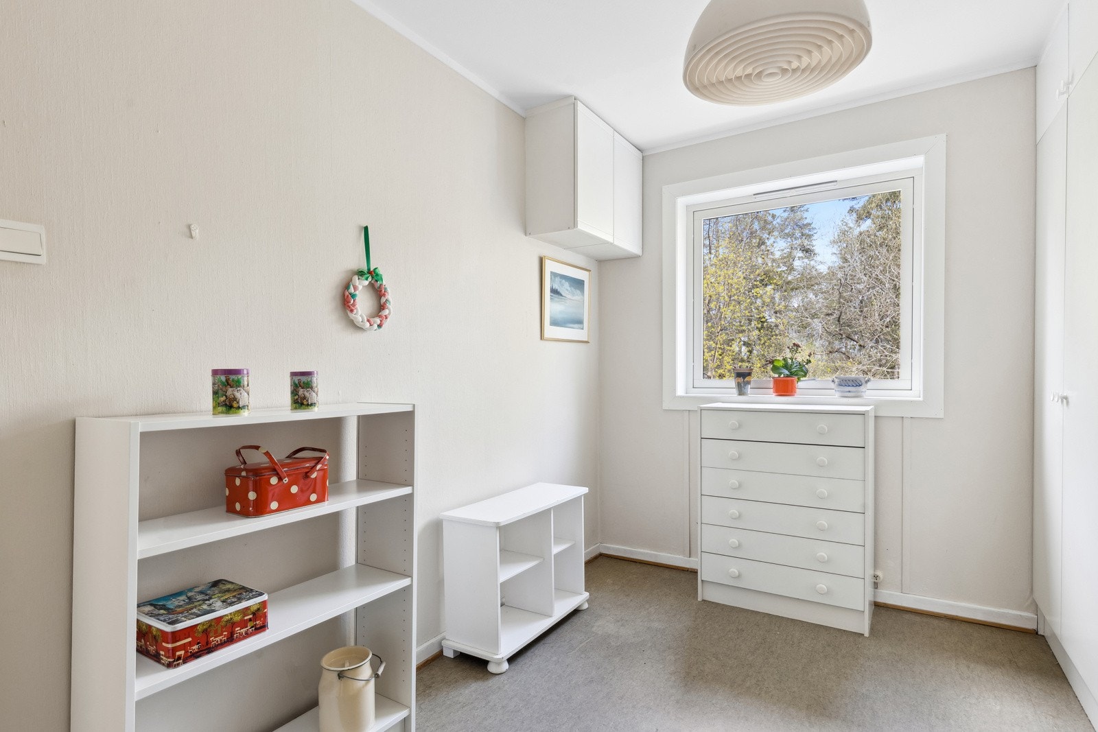 Hovedsoverommet. Bak døren er det takhøye skyvedørsgarderober, delvis med speil i front. Galleribilde