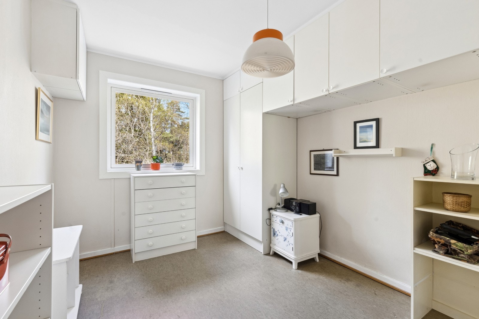 Hovedsoverommet er av god størrelse. Plass bygde skap og nisje til plassering av dobbelseng. Galleribilde