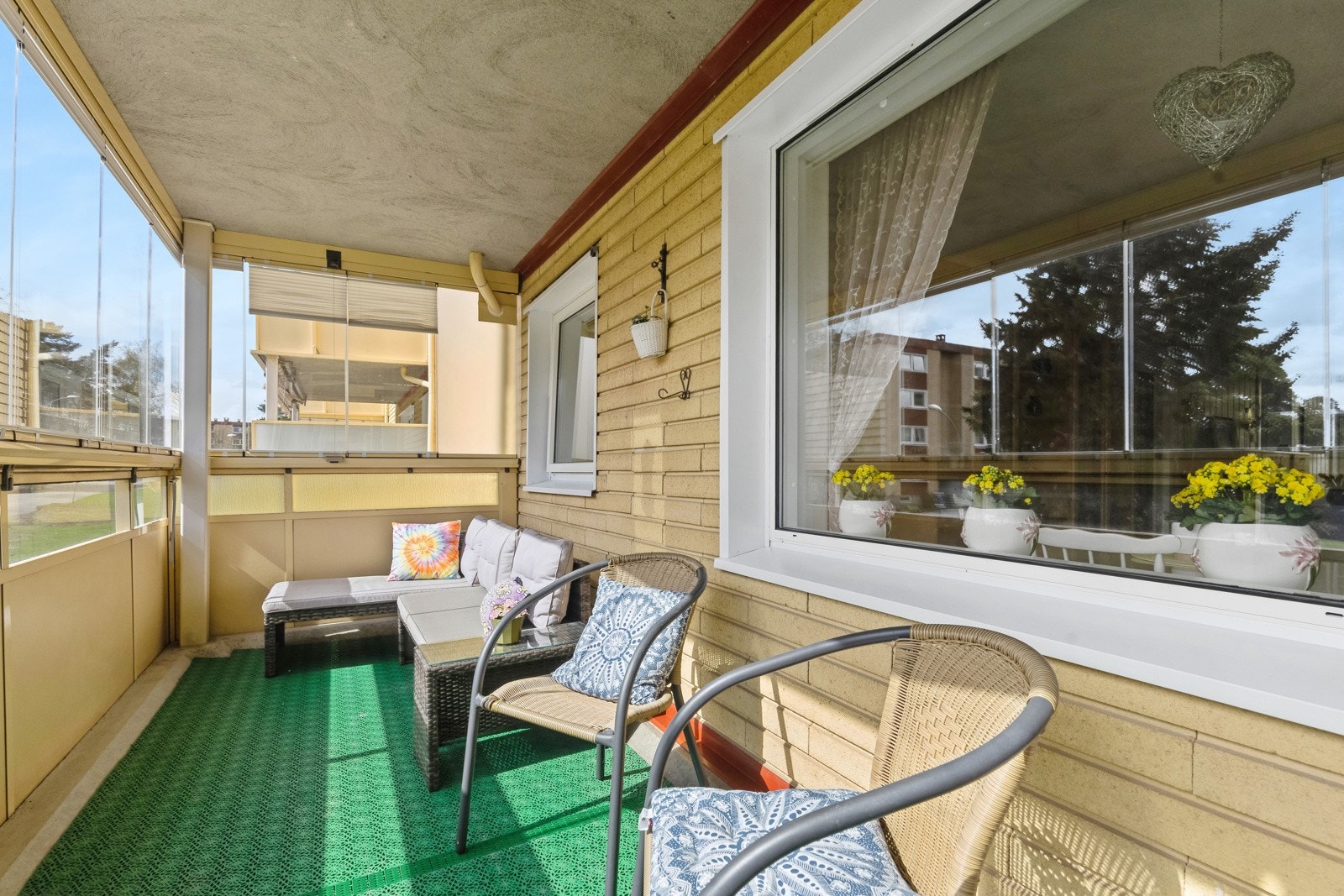 11 kvm innglasset balkong hvor du kan lage din egen oase av møbler og blomster og nyte både solrike dager og lune kvelder. Galleribilde