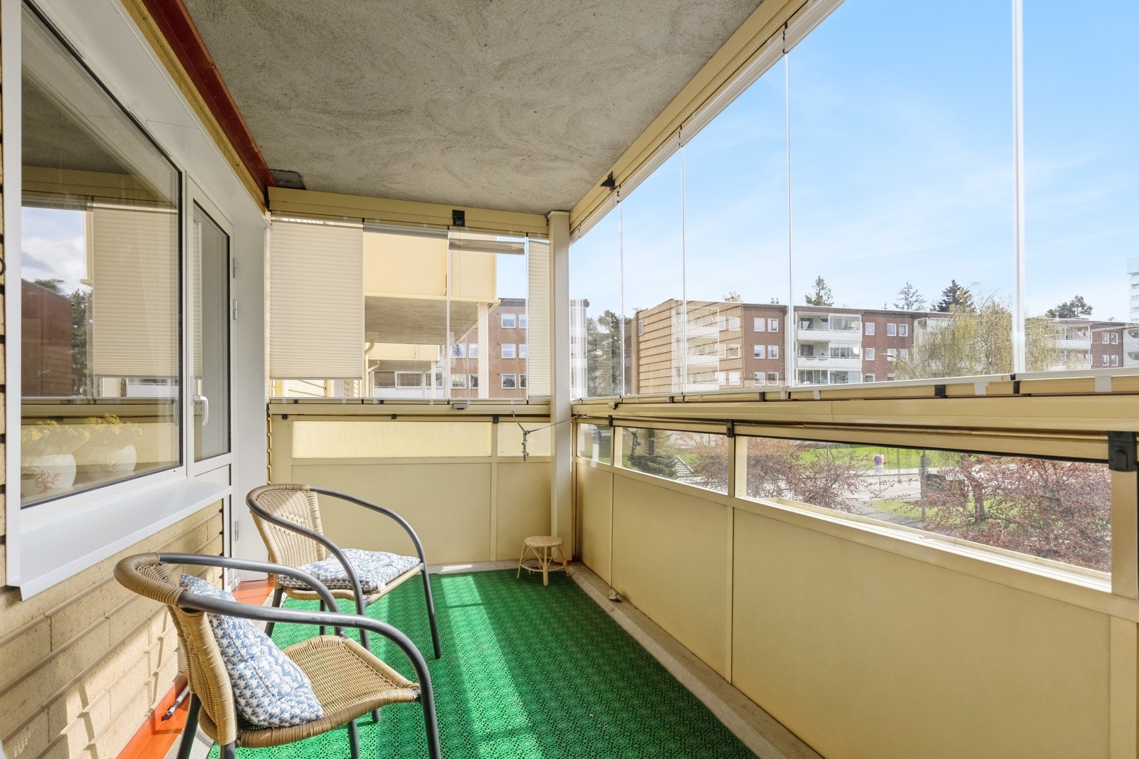 Skyveglass, montert persienner. Dette er et godt ekstra rom for store deler av året. Galleribilde