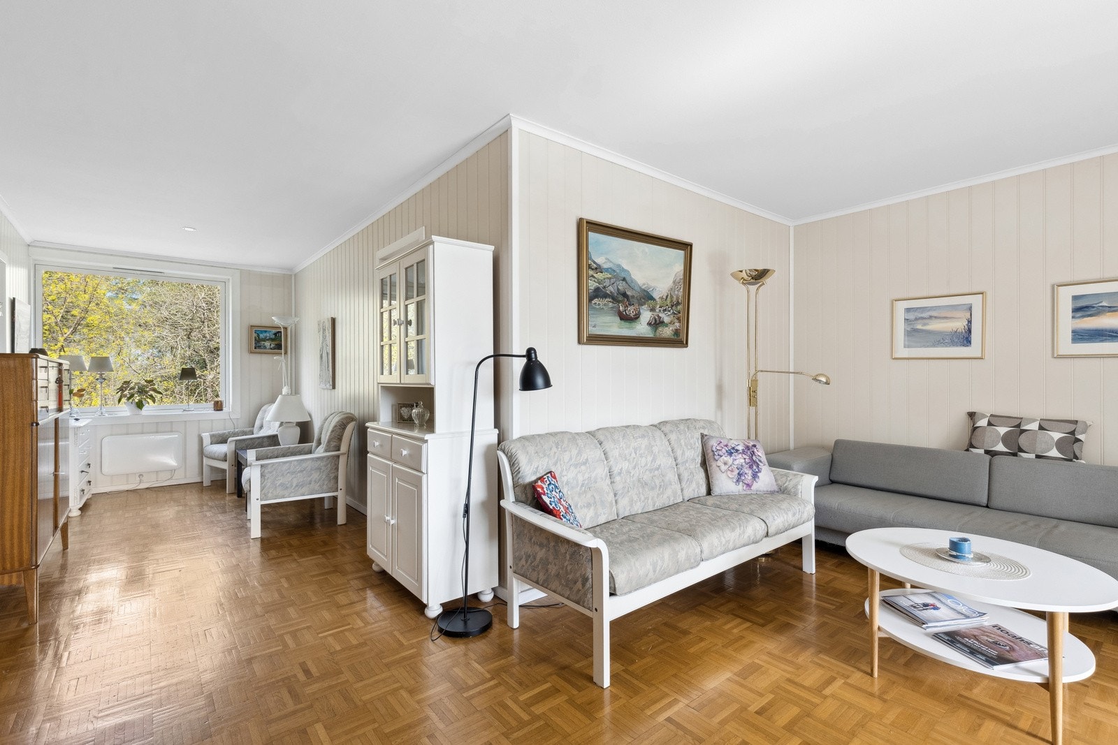 Fine lys og solforhold. Vinduene og balkongdør er byttet i 2016. Galleribilde