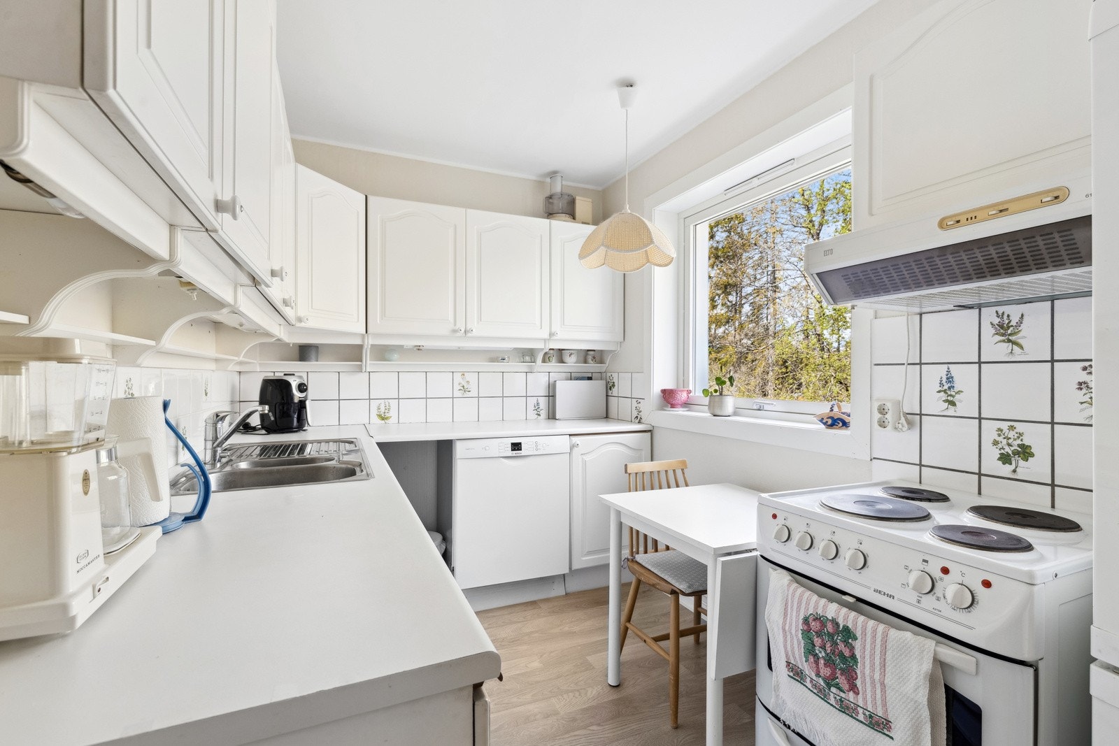 Koselig kjøkken på eget rom. Hvitevarer som komfyr, oppvaskmaskin, kjøl/frys og kjøkkenvifte følger leiligheten. Galleribilde