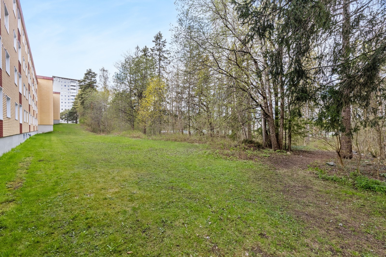 Utenfor kjøkkenvinduet og vinduet fra hovedsoverommet har du flotte grøntområder og direkte vei til turområder. Galleribilde