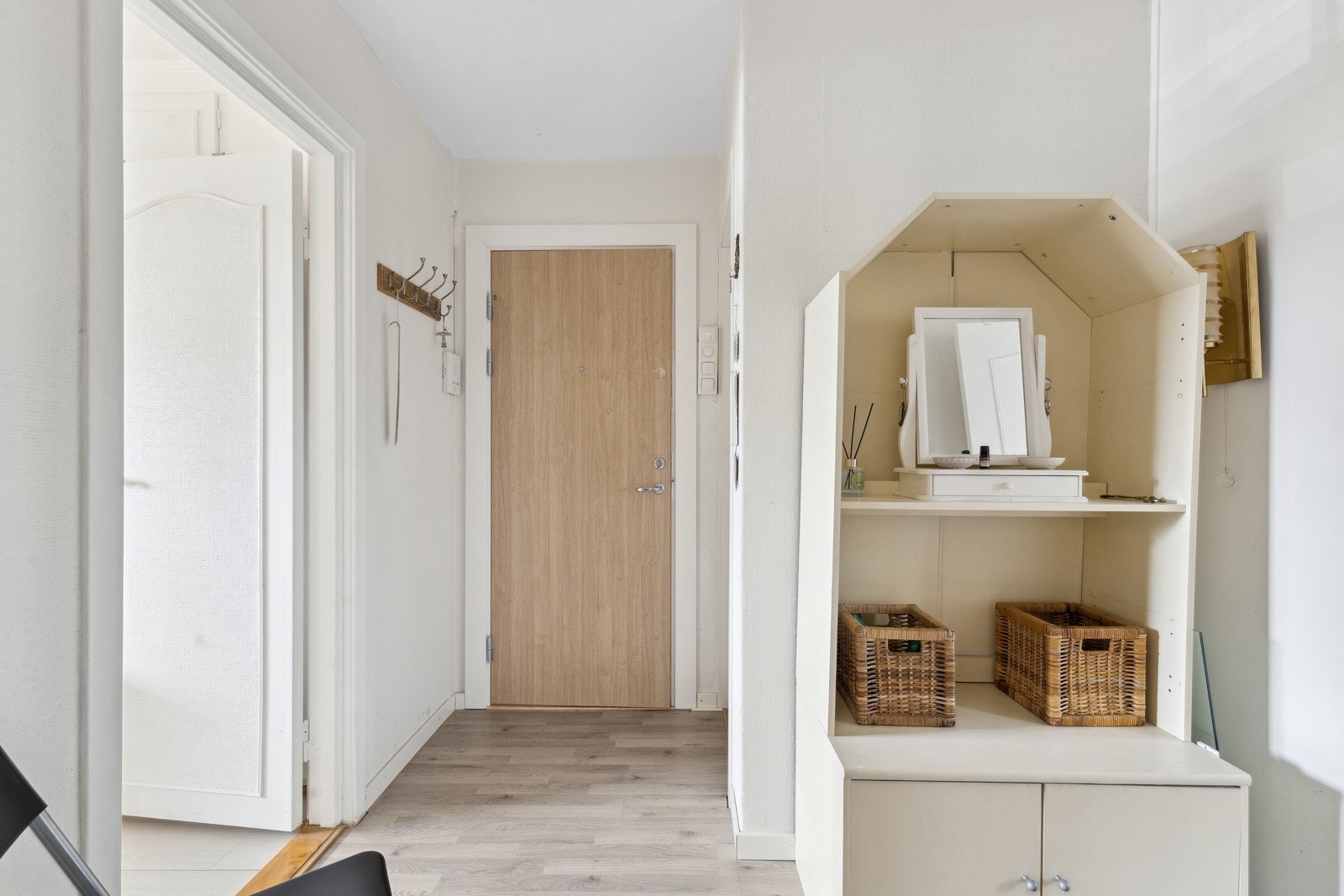 Entreén er et fint knytepunkt i leiligheten. Isolert entrédør fra 2025. Et godt rom til å ønske venner og familie velkommen. Galleribilde