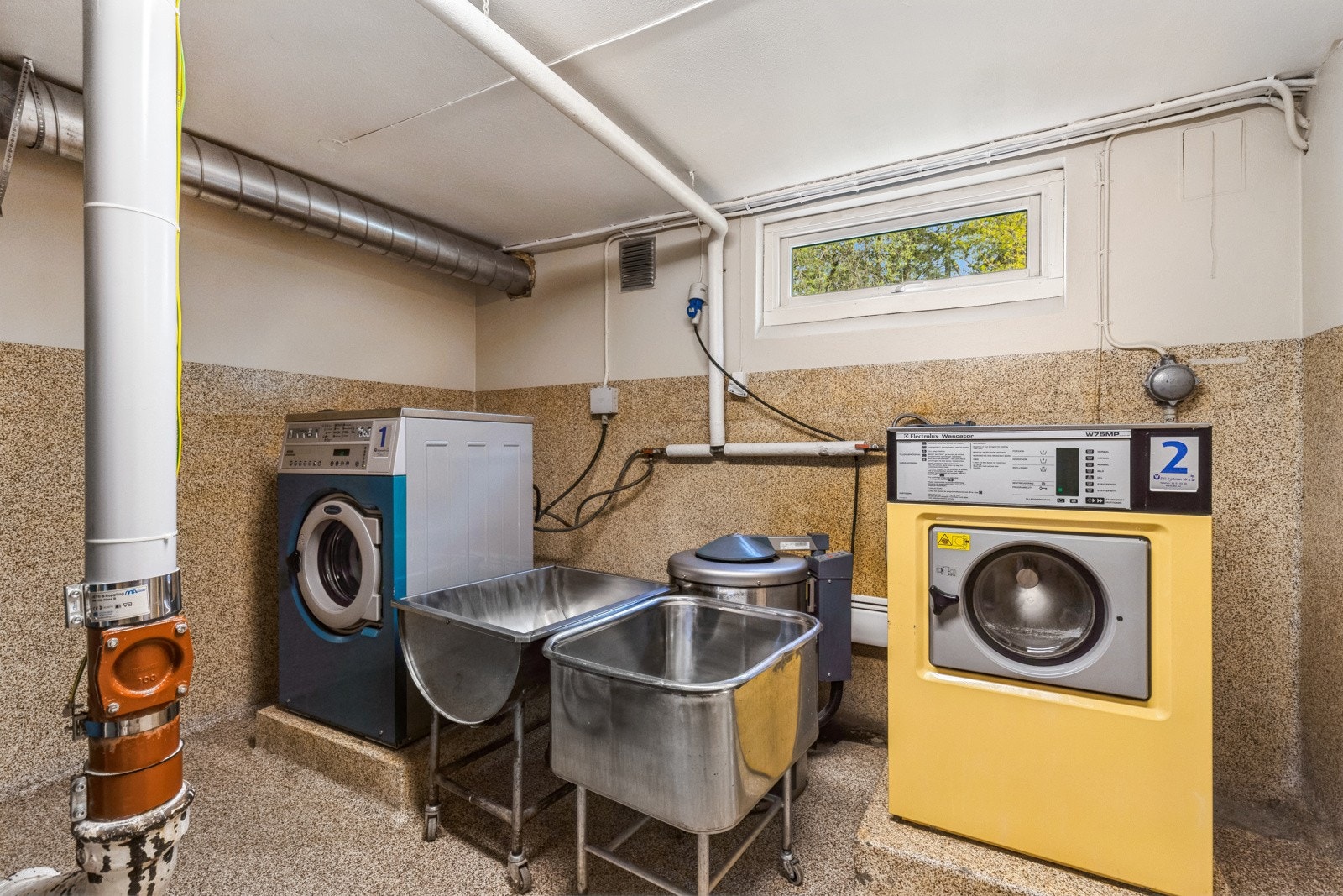 Ryddig fellesvaskeri i samme oppgang. 2 boder i samme etasje. Galleribilde