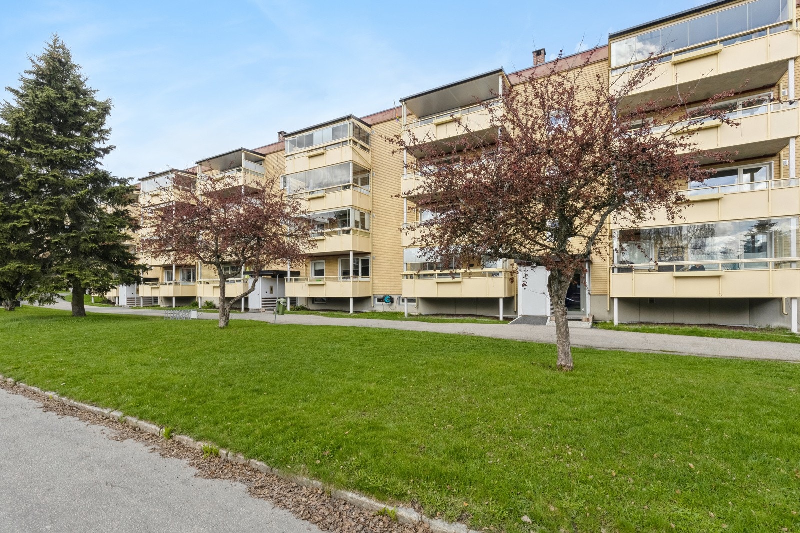 Godt vedlikeholdt bygningsmasse og pent beplantet uteområde i brl. Galleribilde