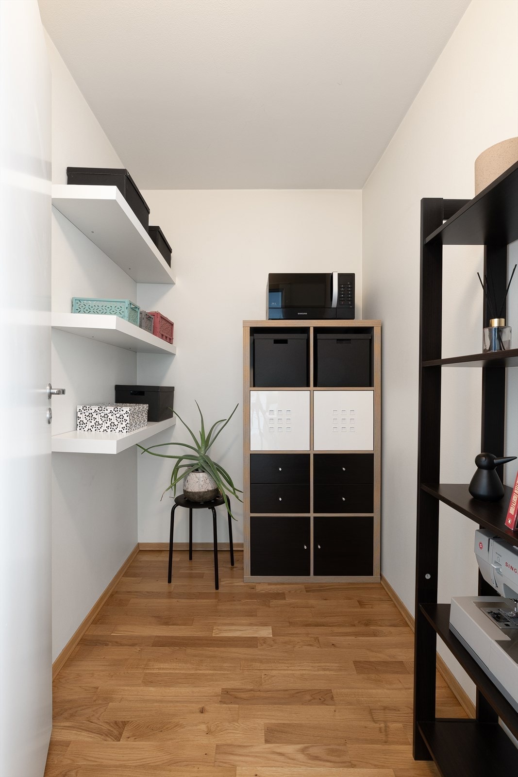 Praktisk bod med parkettgulv og god oppbevaringsplass. Perfekt for organisering og lagring i hjemmet. Galleribilde