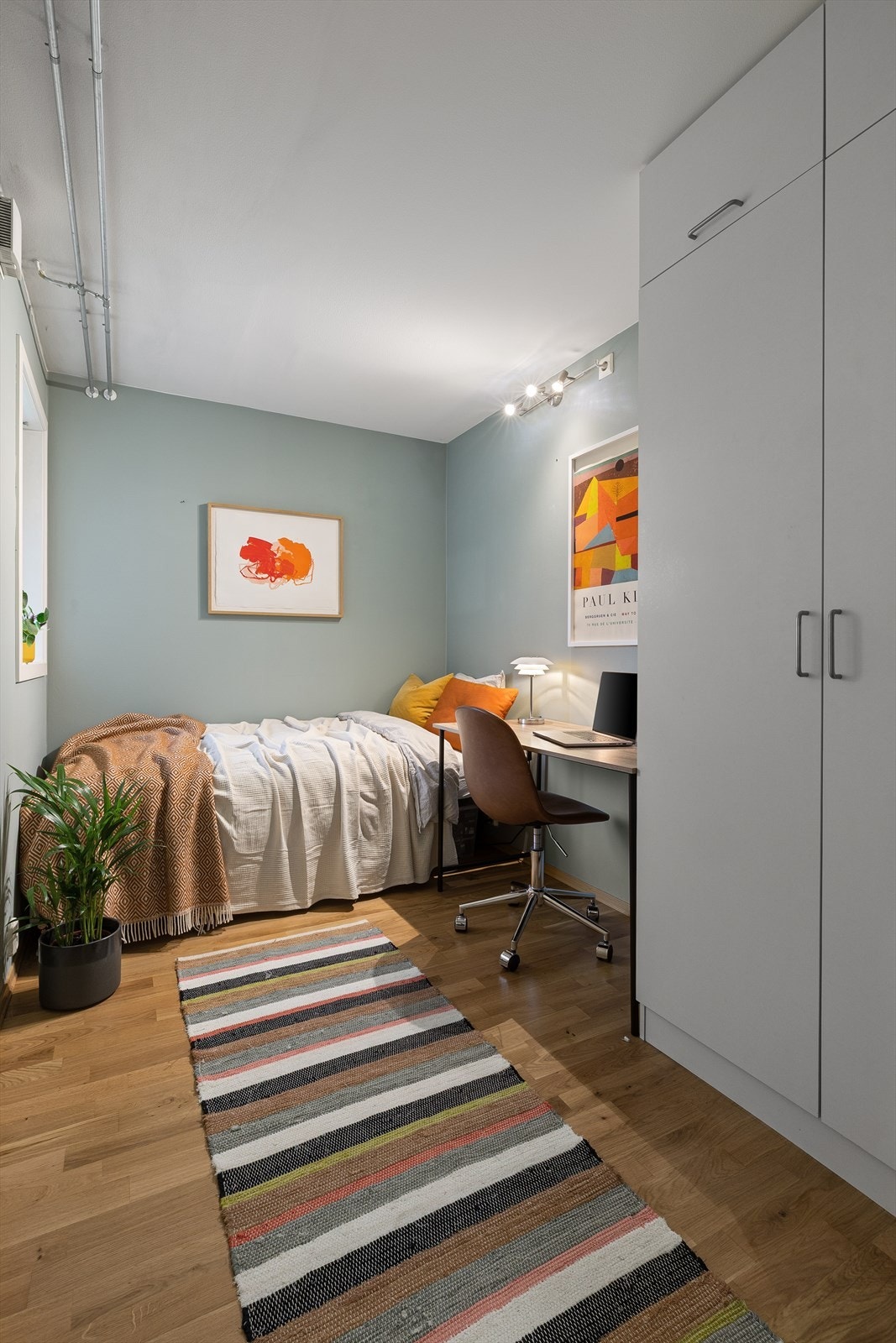 Pent soverom som vender mot svalgangen og det lukkede gårdsrommet. Galleribilde