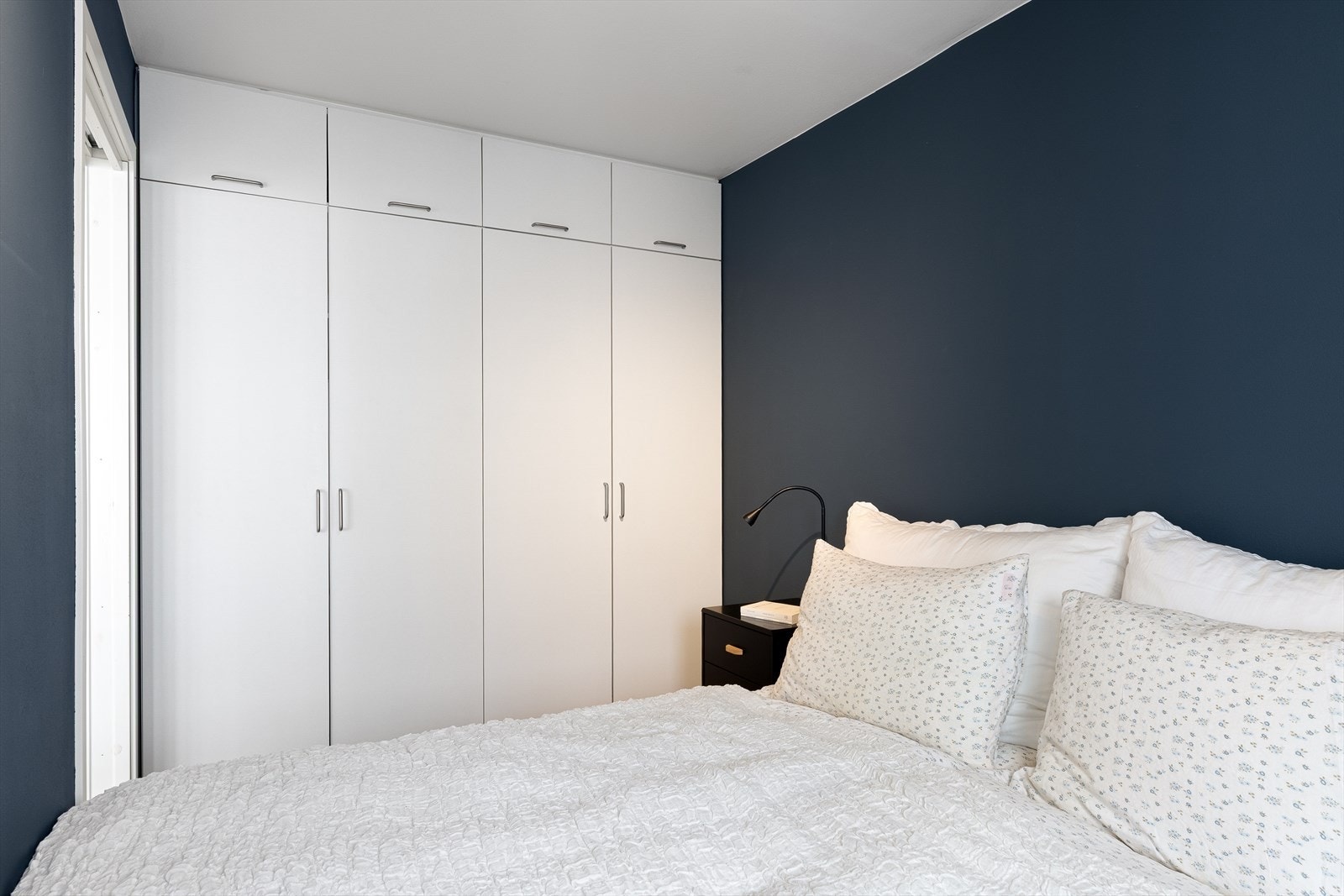 Romslige garderobeskap med topphyller for ekstra lagringsplass. Galleribilde