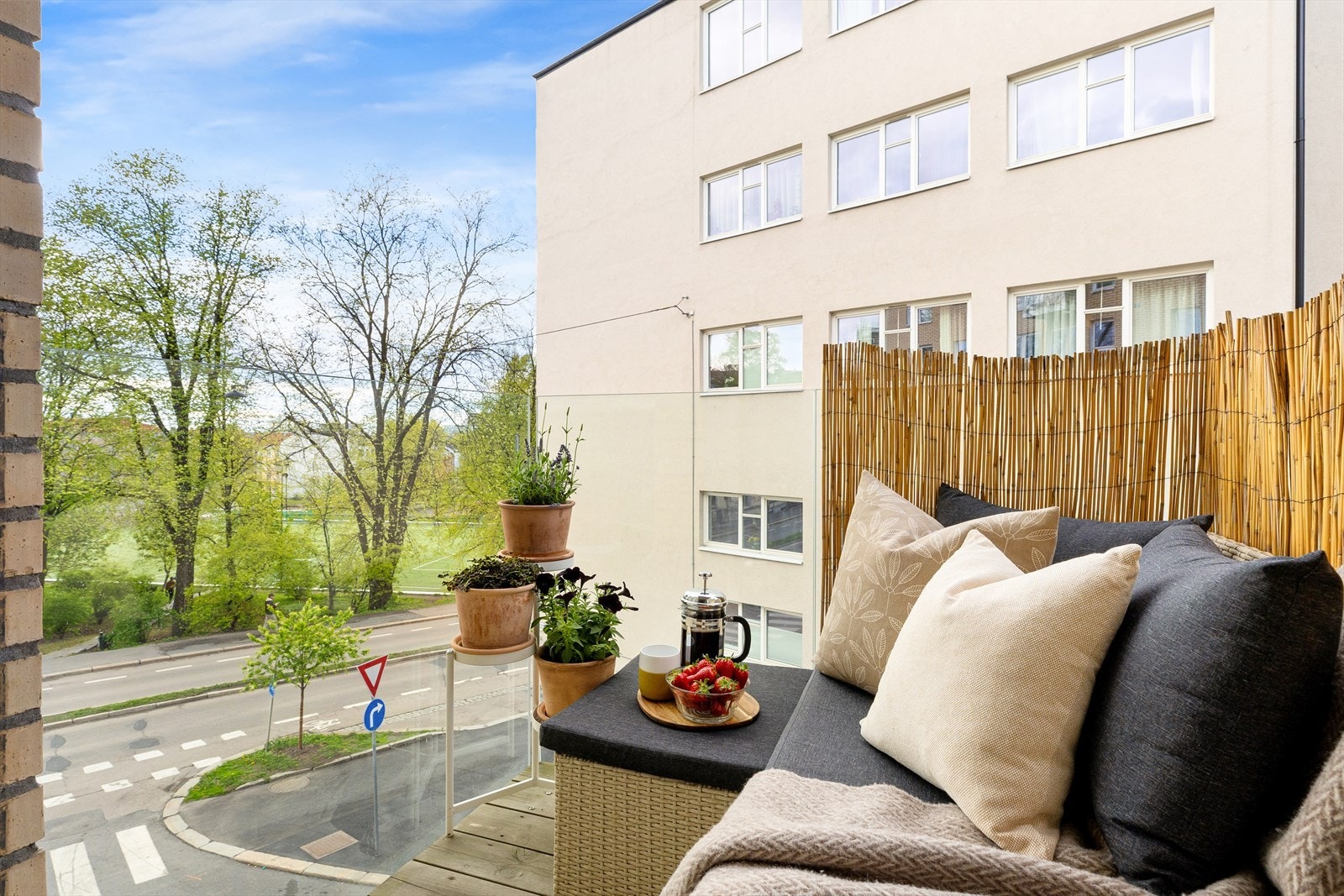 Fra balkongen har man hyggelig utsyn mot den grønne Klosterenga, rett nedenfor bygården. Galleribilde