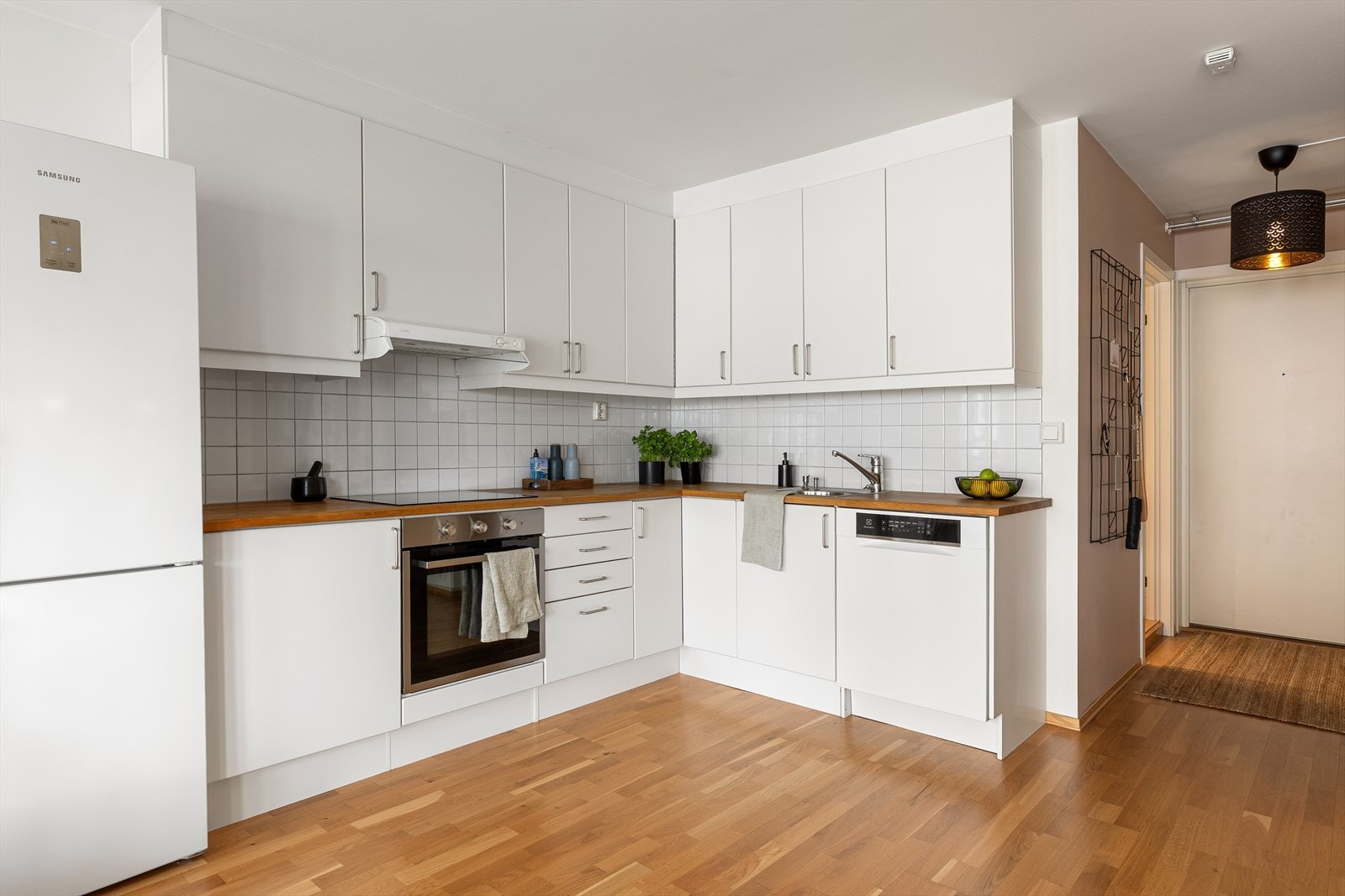 Integrert komfyr og koketopp, men også kjøleskapet og oppvaskmaskinen følger med. Galleribilde