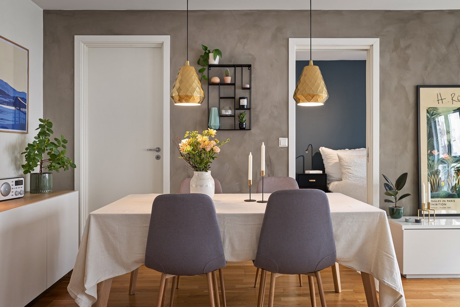 Lys og innbydende spisestue med moderne detaljer og god plass, perfekt for hyggelige måltider med familie og venner. Galleribilde