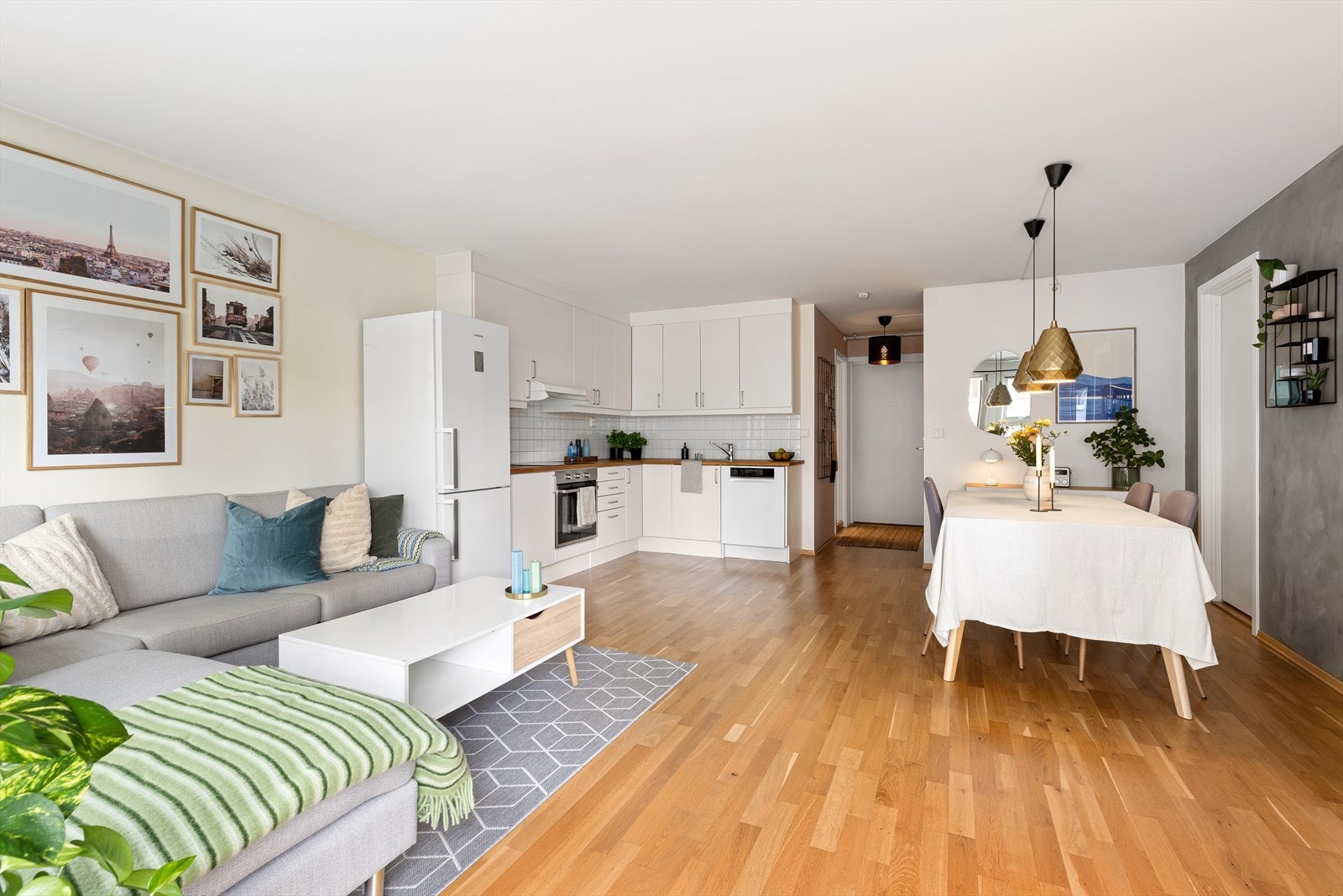 Moderne leilighet med god planløsning. Perfekt for både avslapning og sosiale sammenkomster. Galleribilde