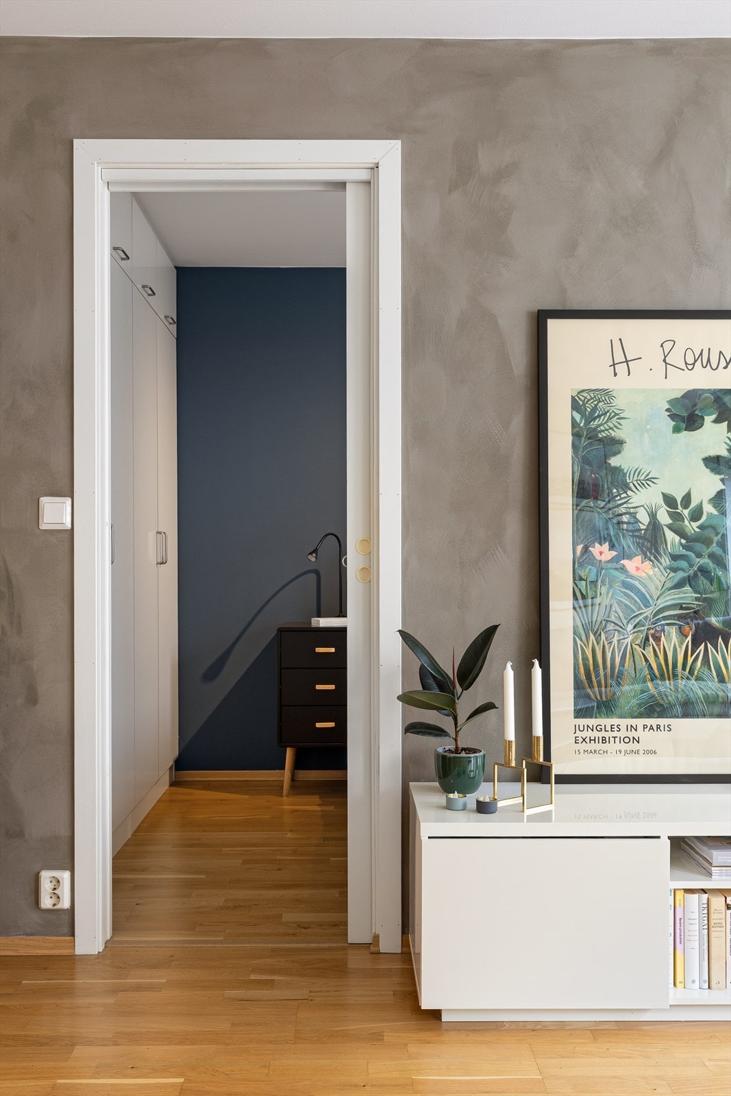 Smarte skyvedører mellom stuen og hovedsoverommet. Galleribilde