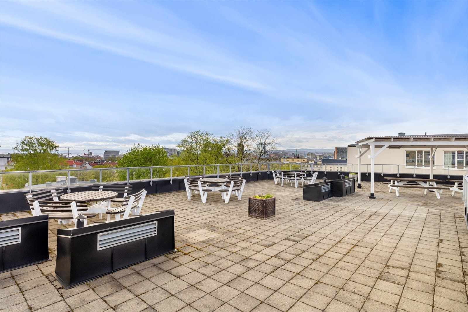 Alle beboerne i borettslaget har tilgang til den store felles takterrassen. Galleribilde