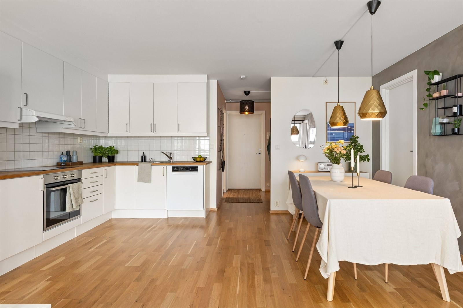 Her er det god plass for langbord enten det er matlaging til hverdags eller vennemiddager. Galleribilde