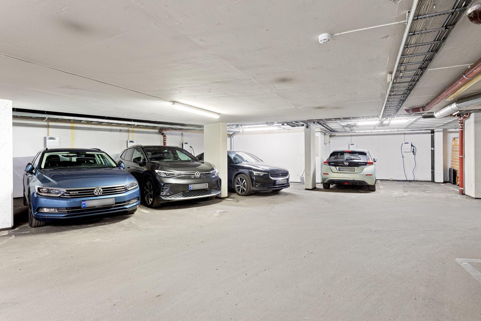 Ved å sette seg på ventelisten er det er mulighet for å få leie garasjeplass i byggets kjeller. Plassene er tilrettelagt med ladepunkt for elbil. Galleribilde