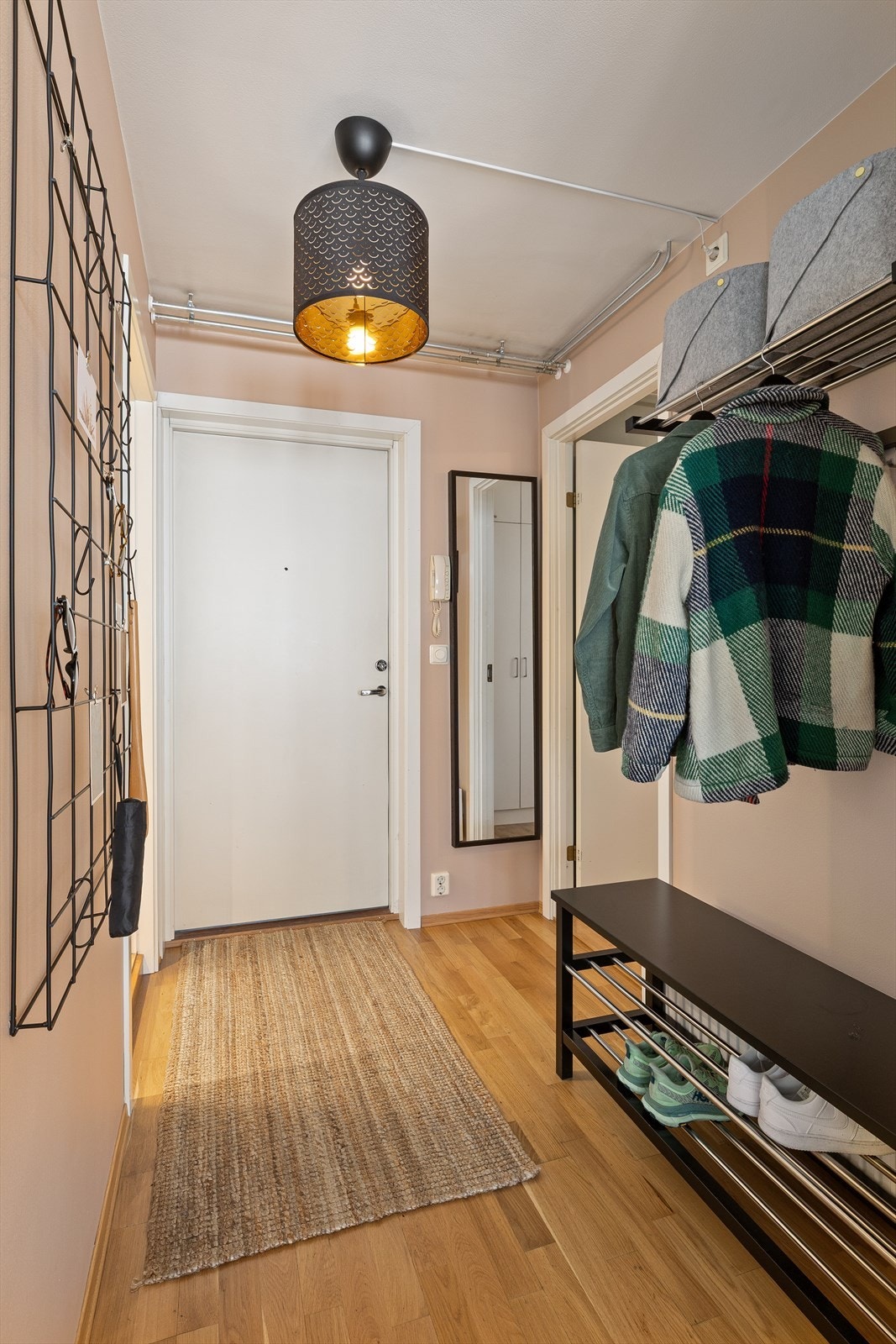 Fin entré med god plass til ytterklær og skohylle. Galleribilde